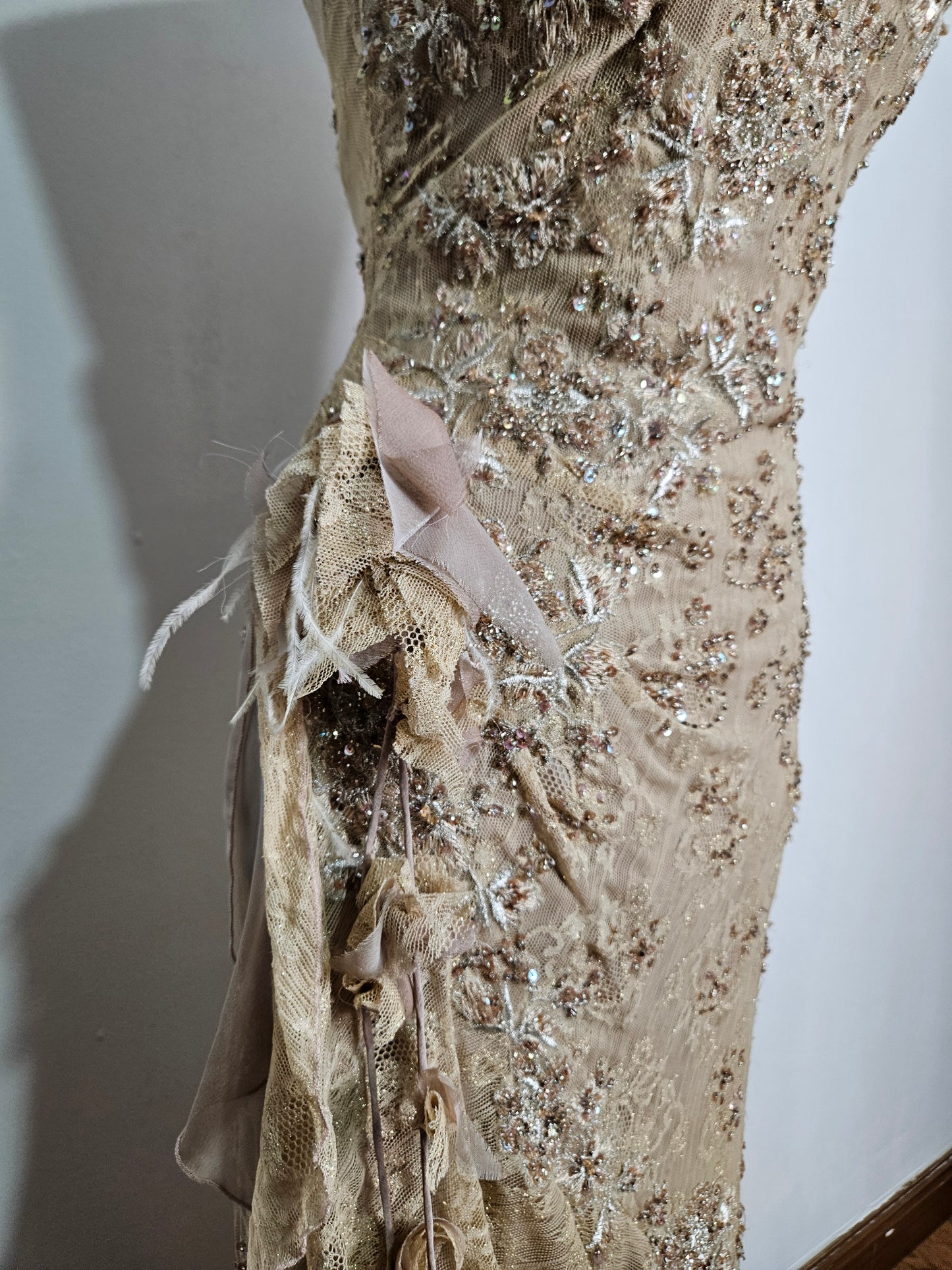 Vestido de encaje beige sin tirantes