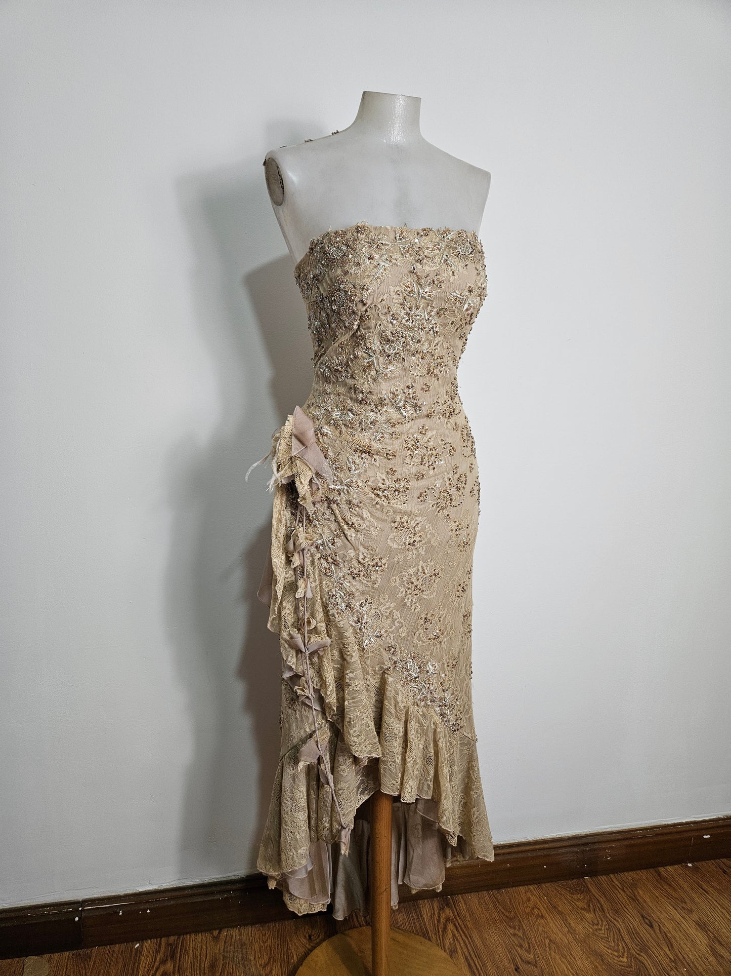 Vestido de encaje beige sin tirantes