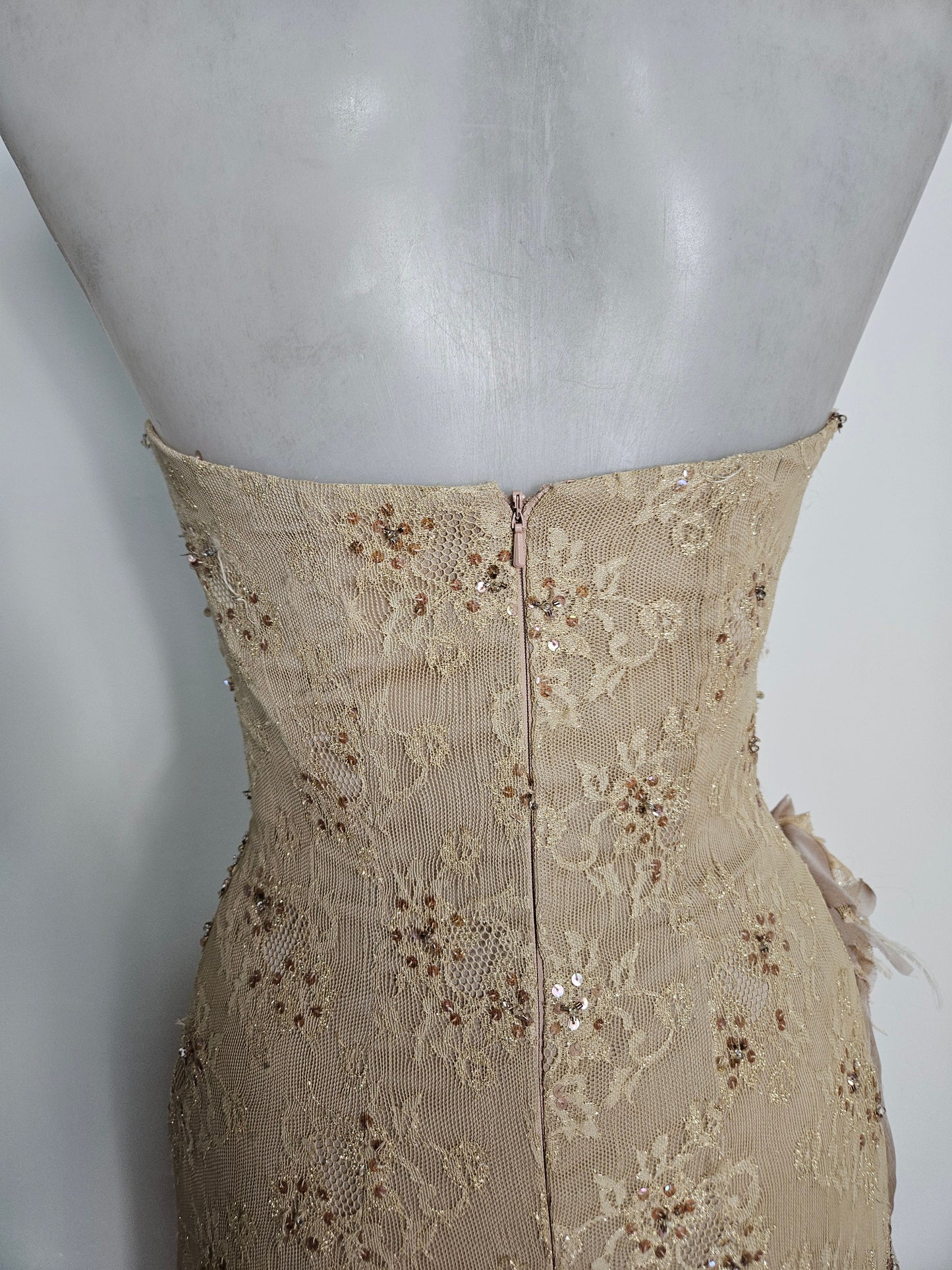 Vestido de encaje beige sin tirantes