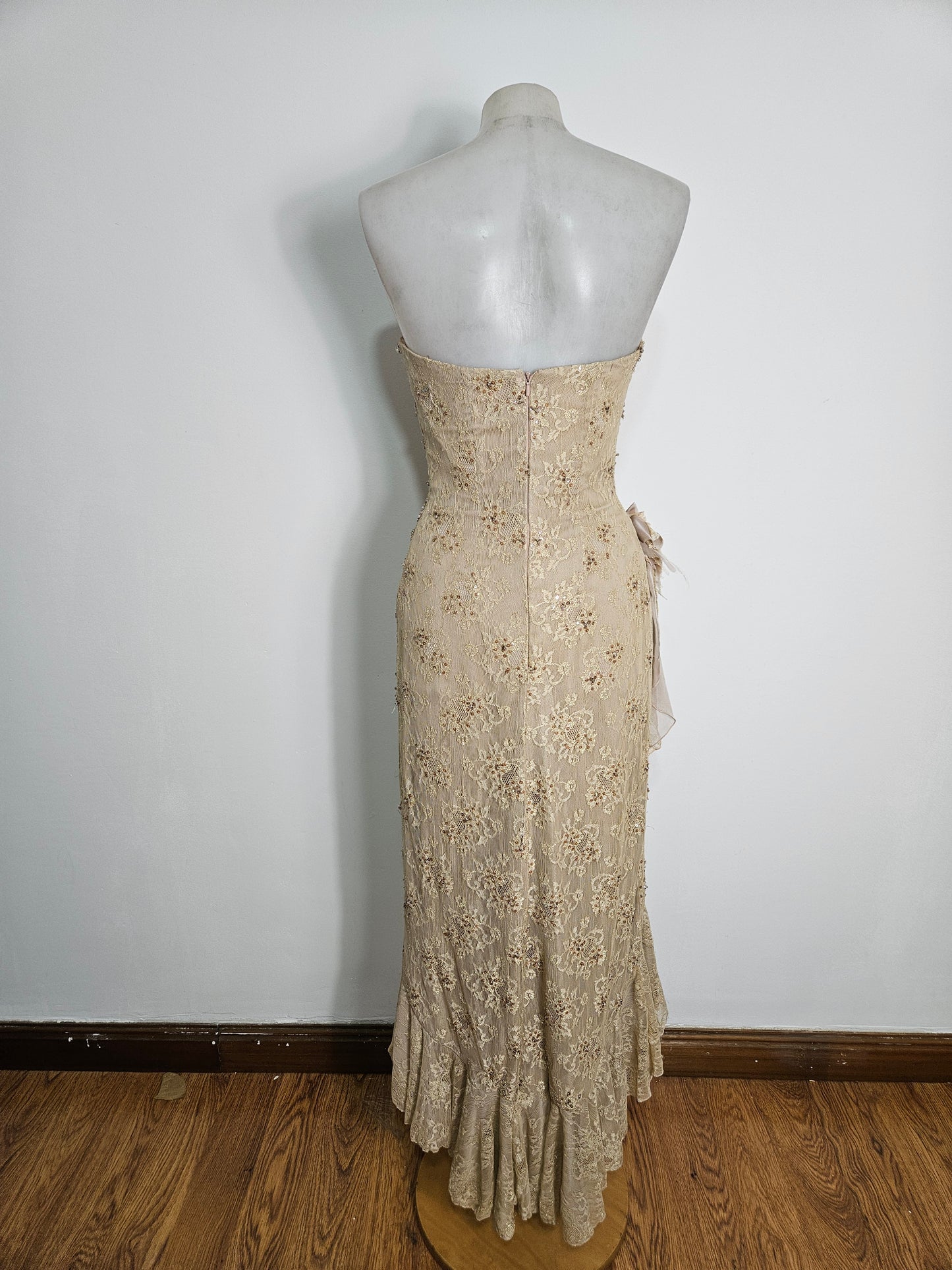Vestido de encaje beige sin tirantes