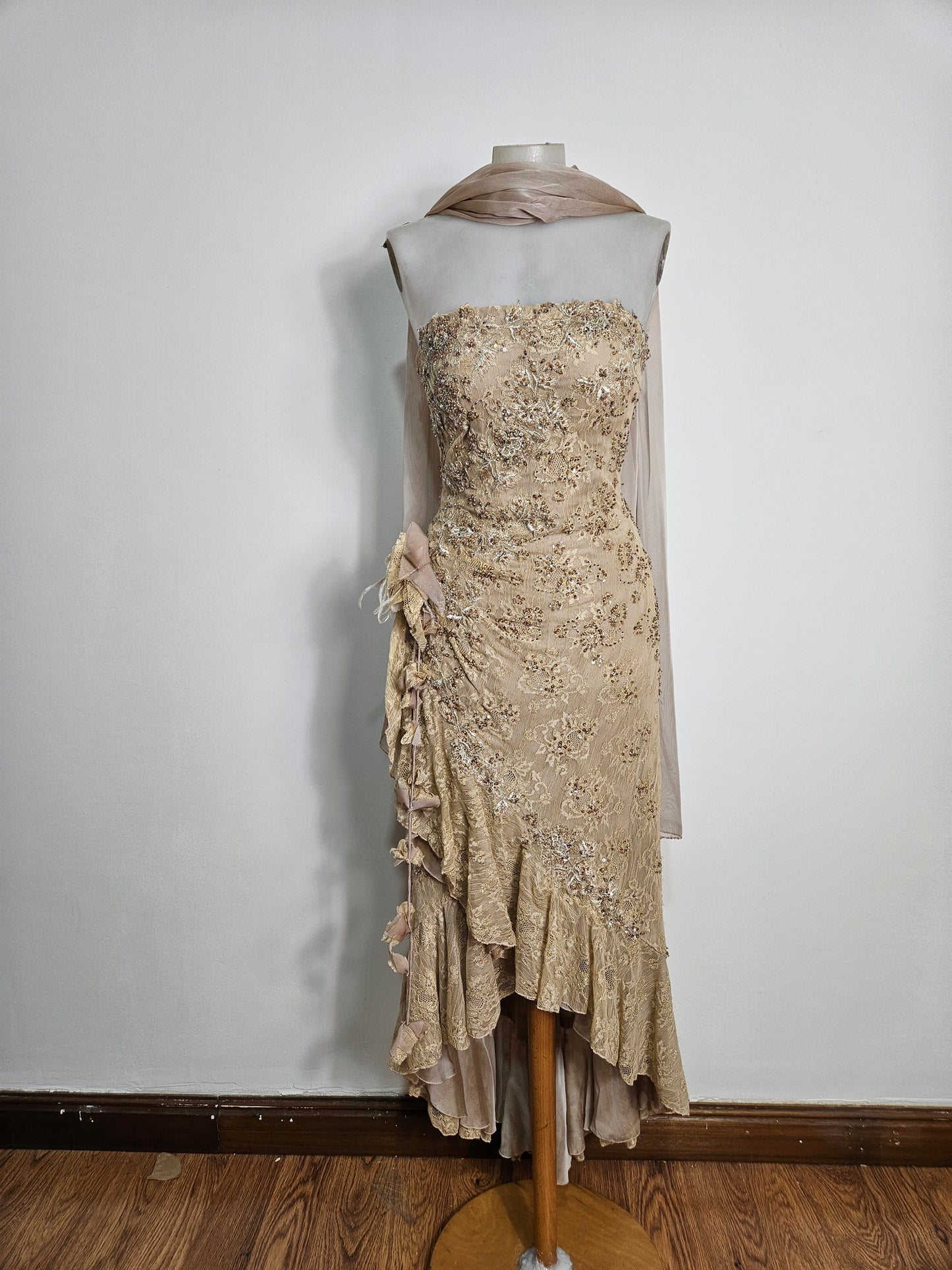 Vestido de encaje beige sin tirantes