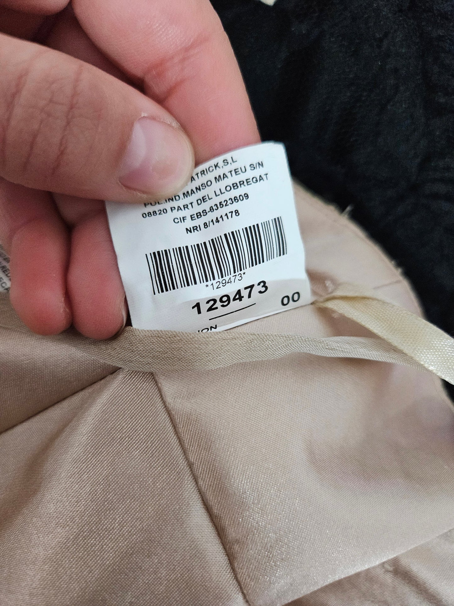 Vestido de encaje beige sin tirantes