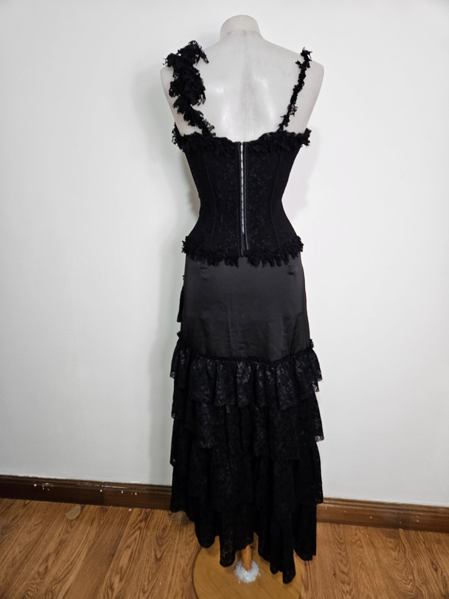 Conjunto negro con detalles de encaje