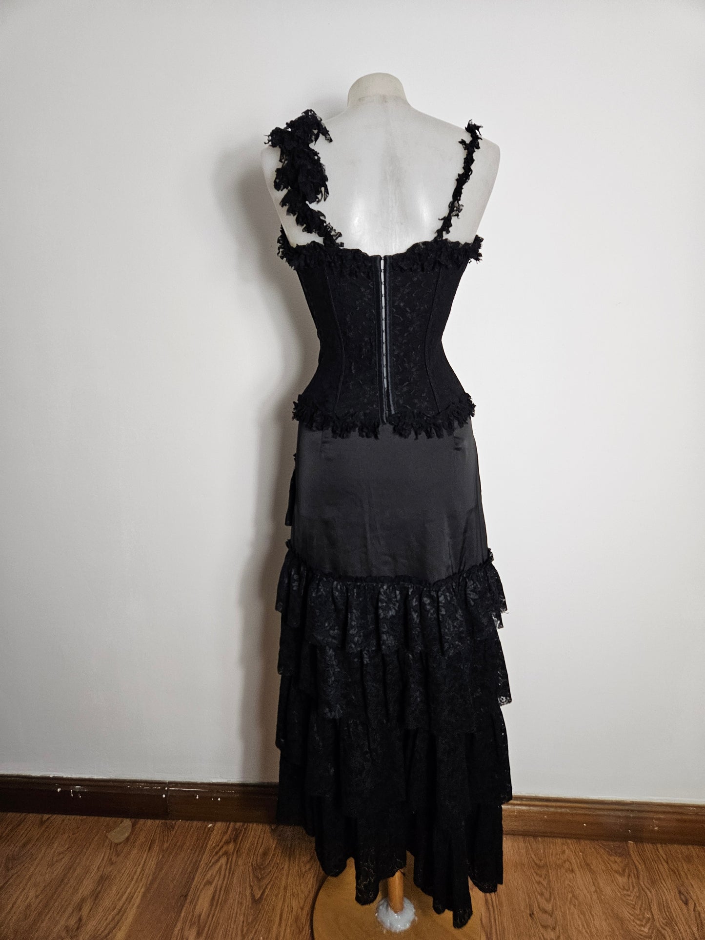 Conjunto negro con detalles de encaje