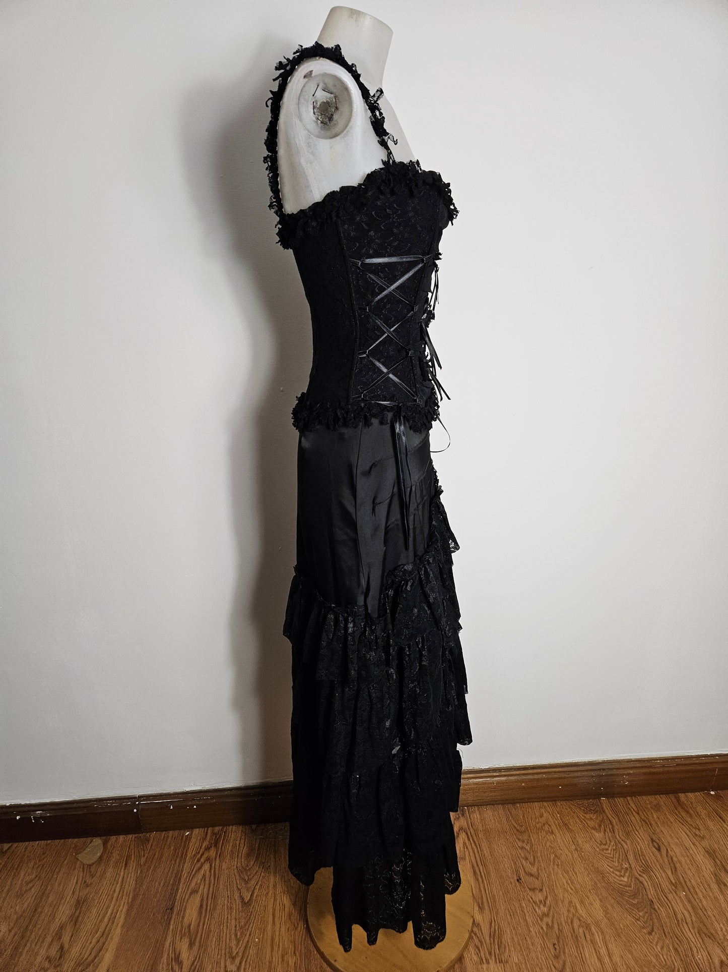 Conjunto negro con detalles de encaje