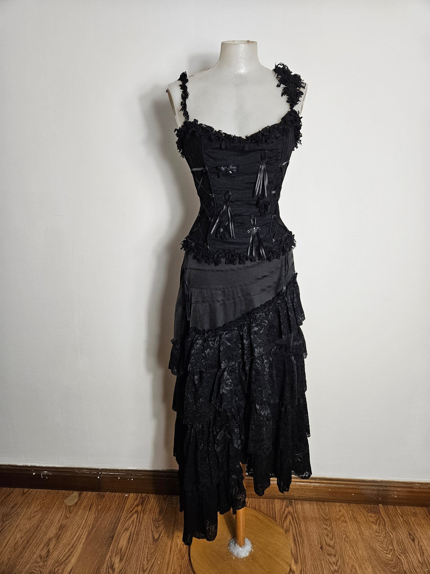 Conjunto negro con detalles de encaje