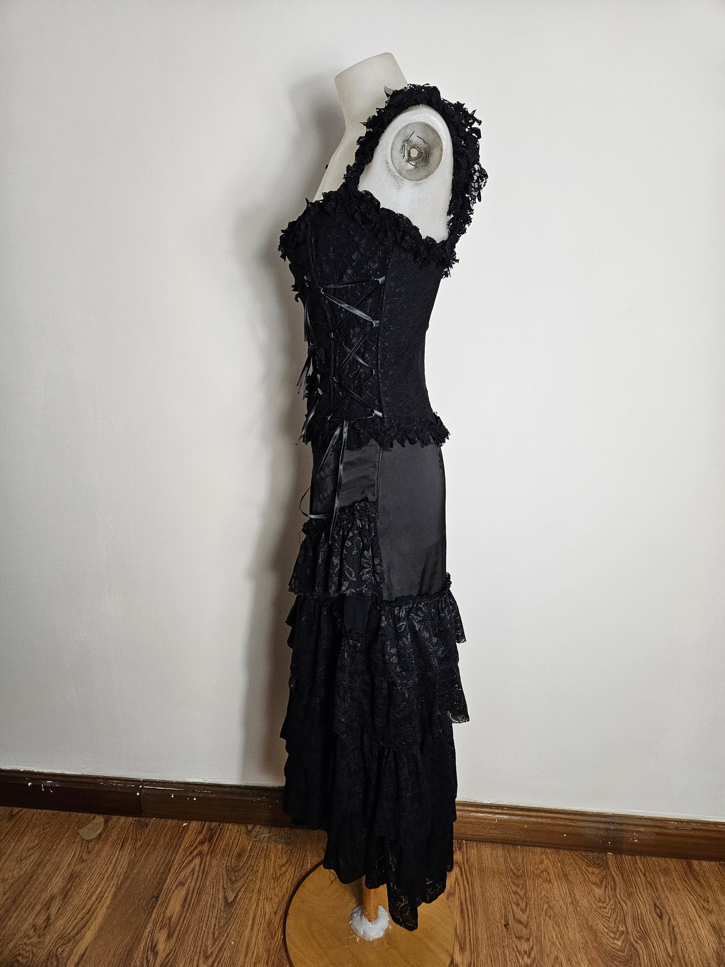 Conjunto negro con detalles de encaje