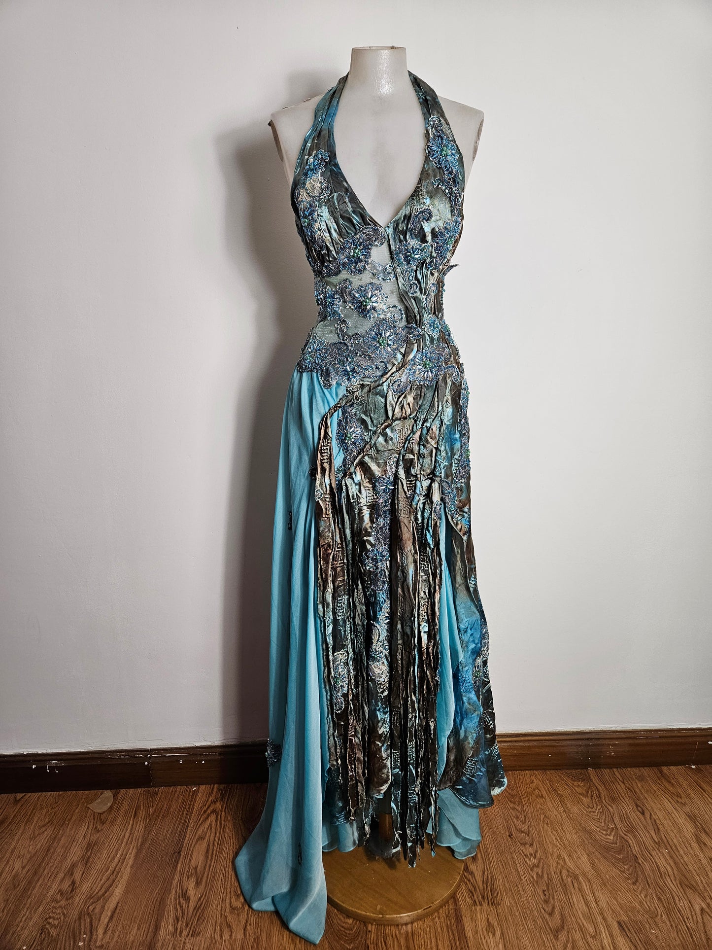 Vestido largo azul bordado con espalda abierta