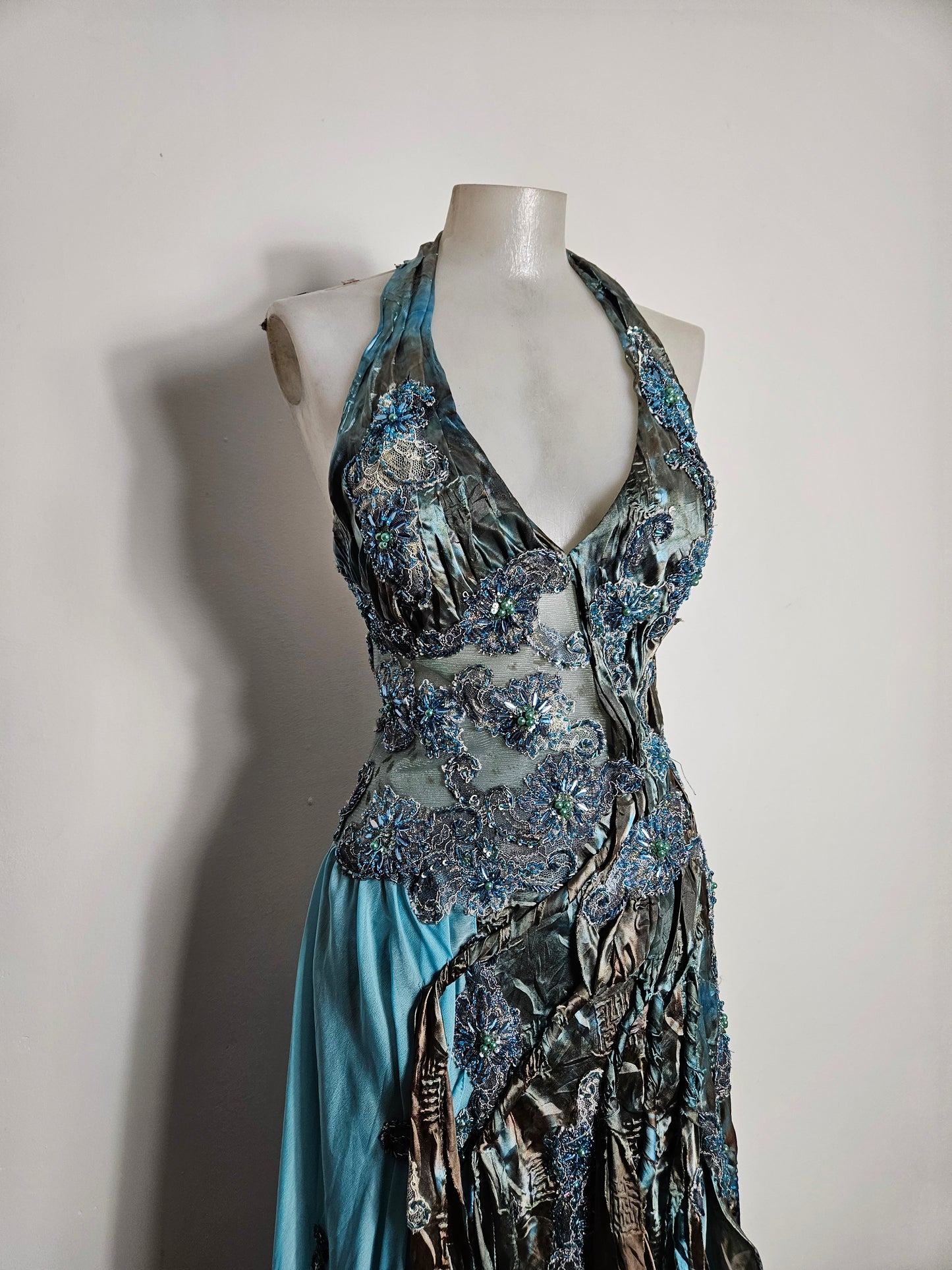 Vestido largo azul bordado con espalda abierta