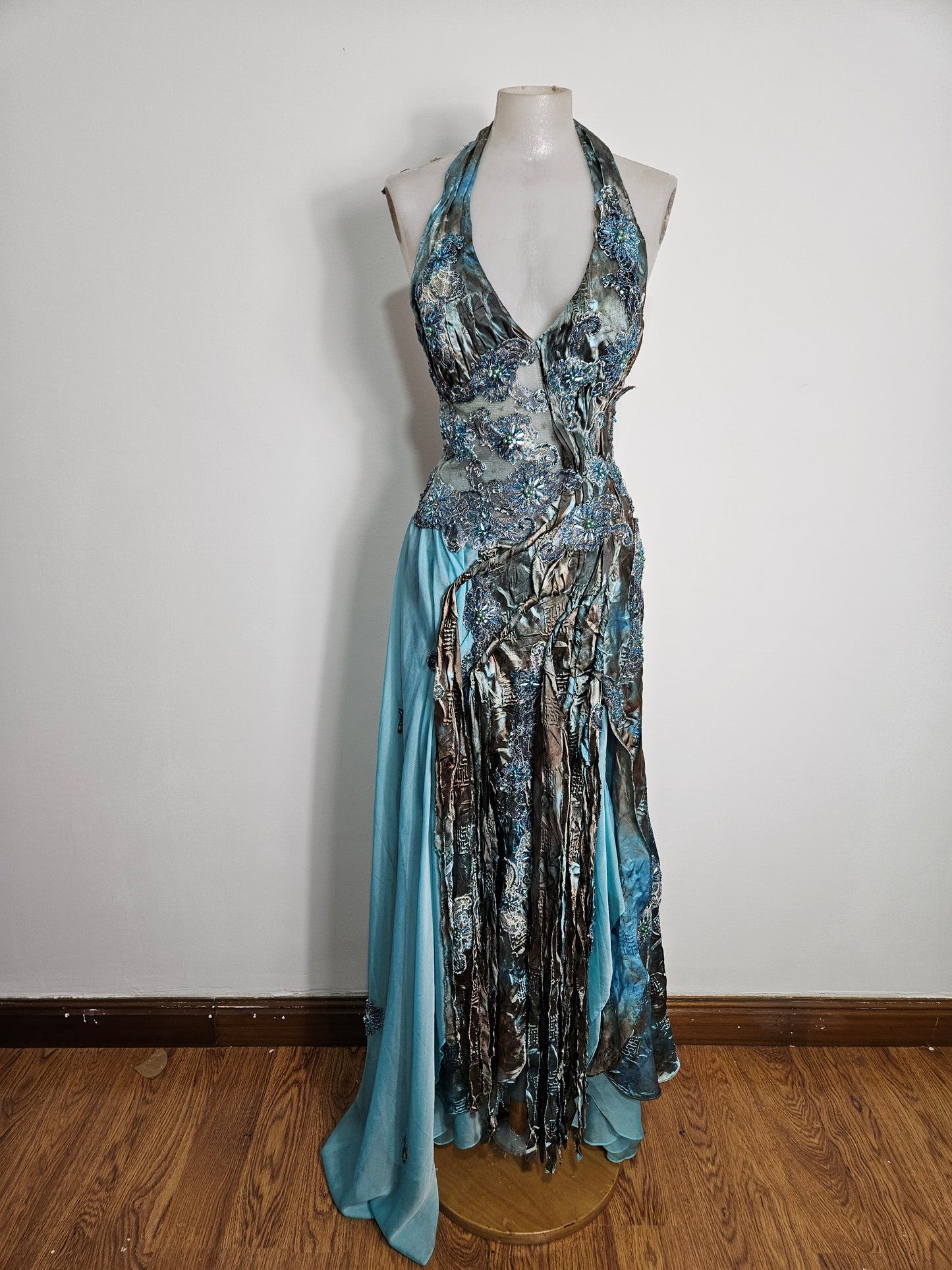 Vestido largo azul bordado con espalda abierta