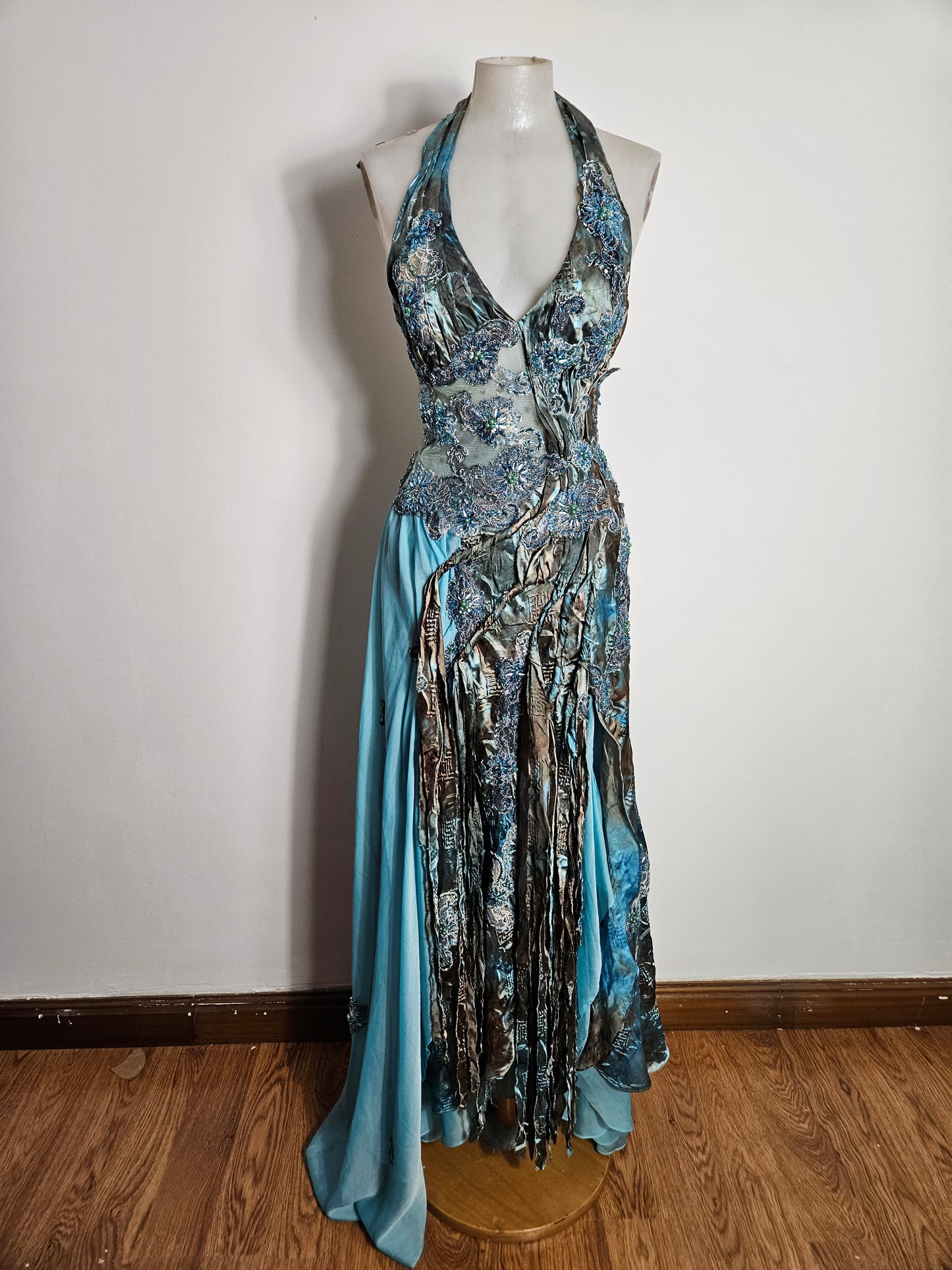 Vestido largo azul bordado con espalda abierta