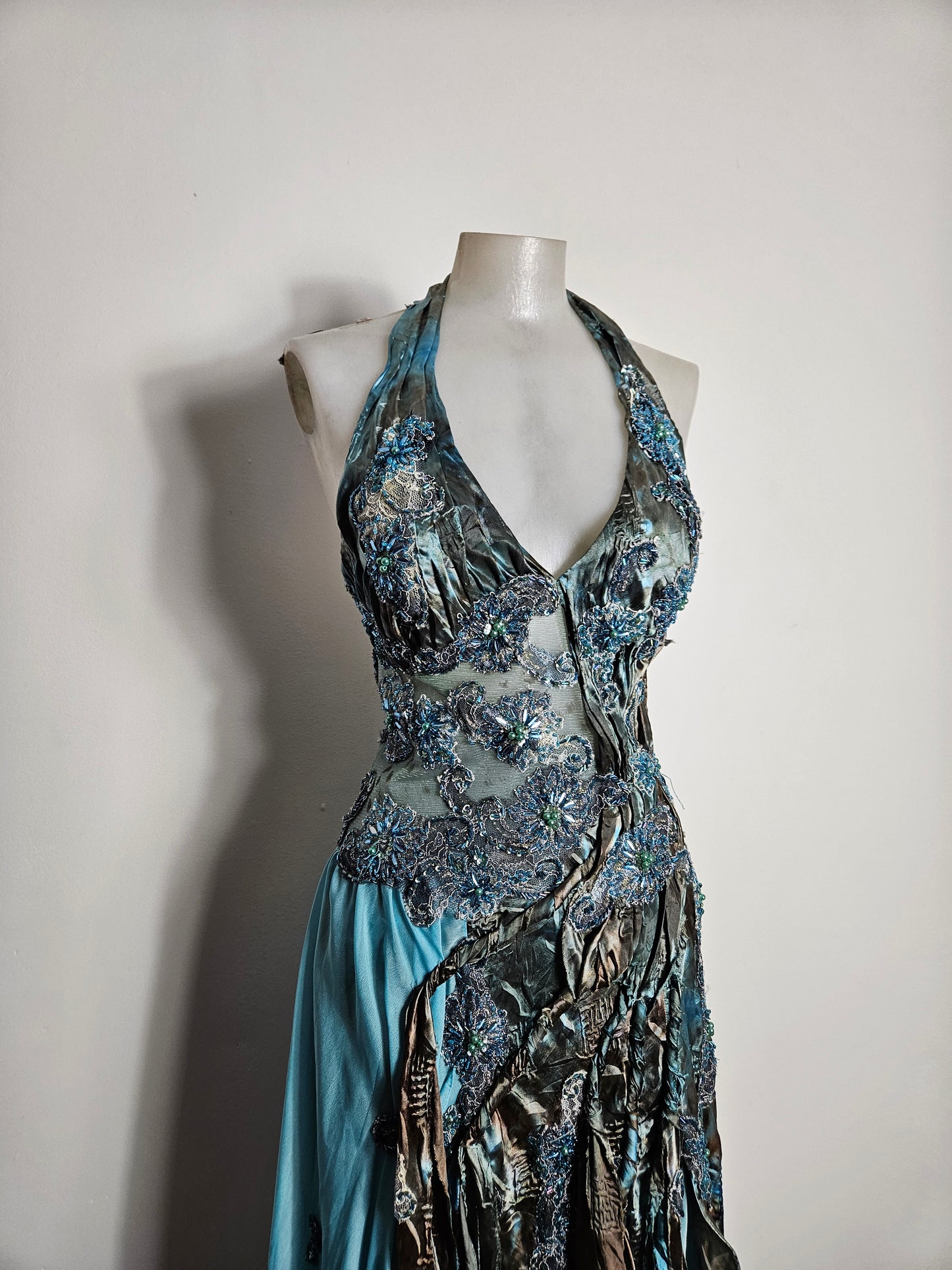 Vestido largo azul bordado con espalda abierta