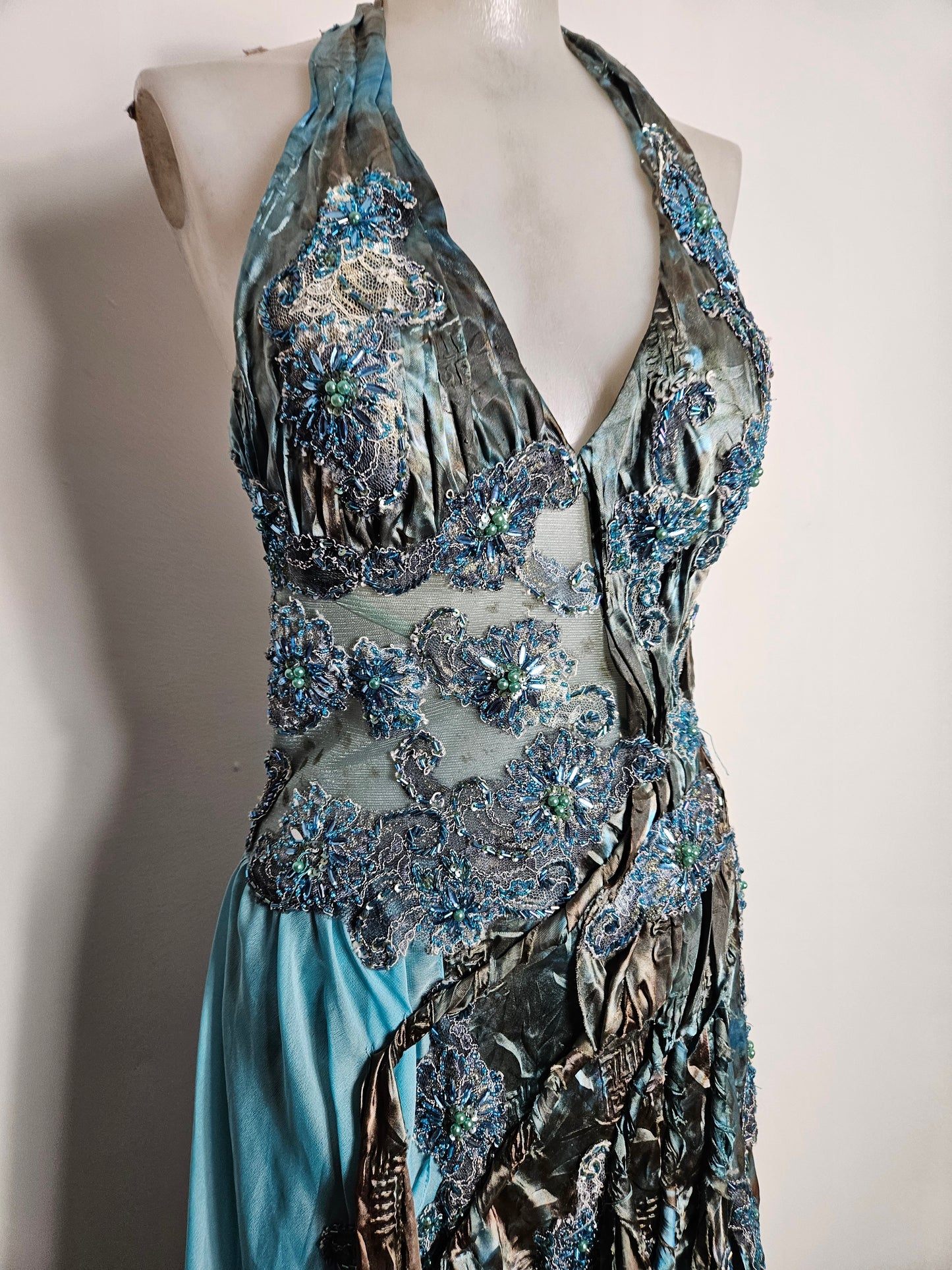 Vestido largo azul bordado con espalda abierta