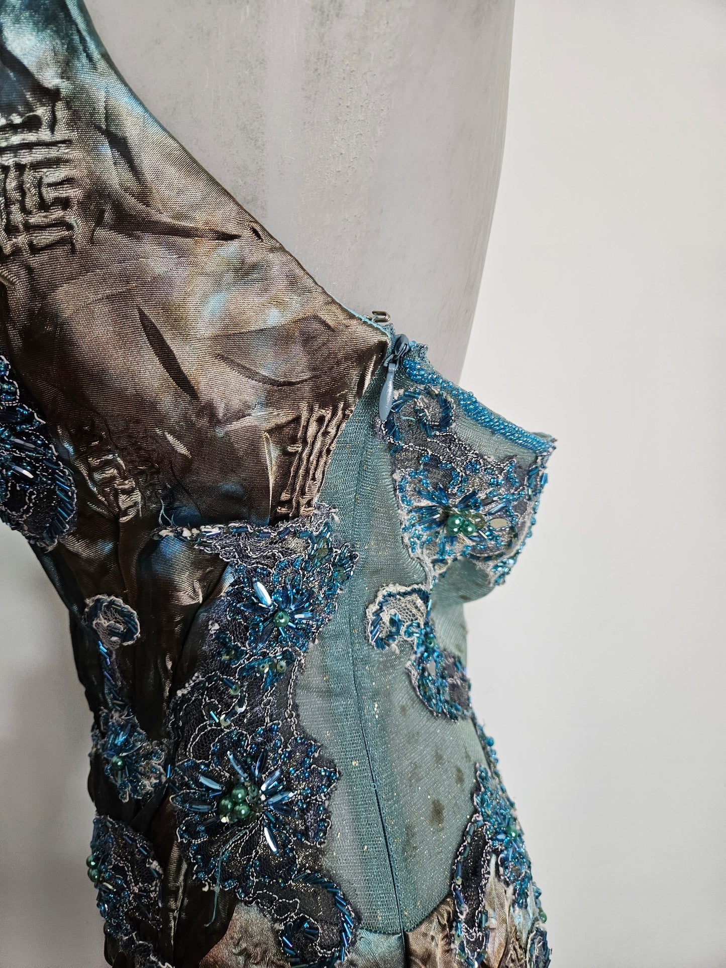 Vestido largo azul bordado con espalda abierta