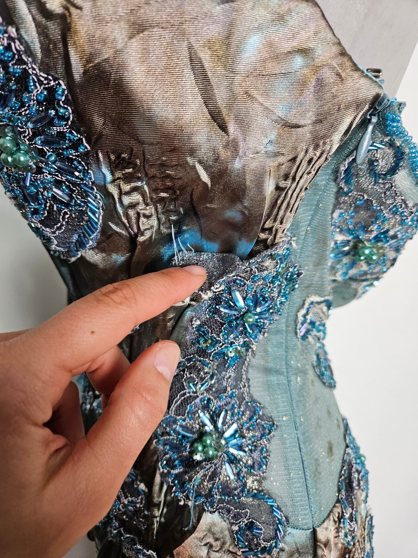 Vestido largo azul bordado con espalda abierta