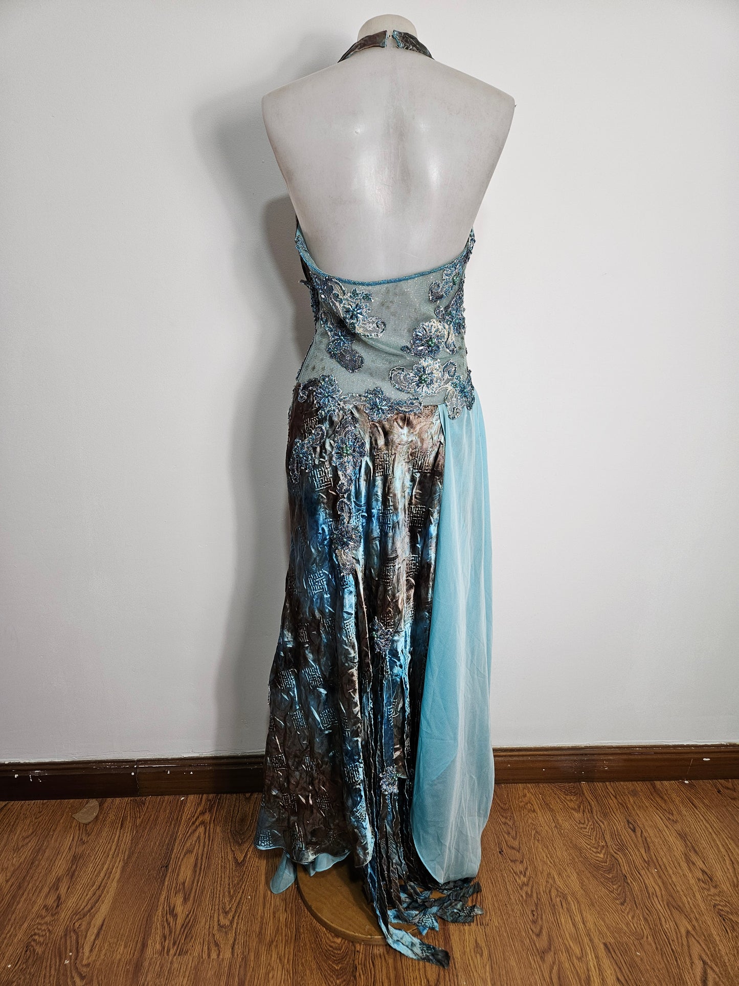 Vestido largo azul bordado con espalda abierta