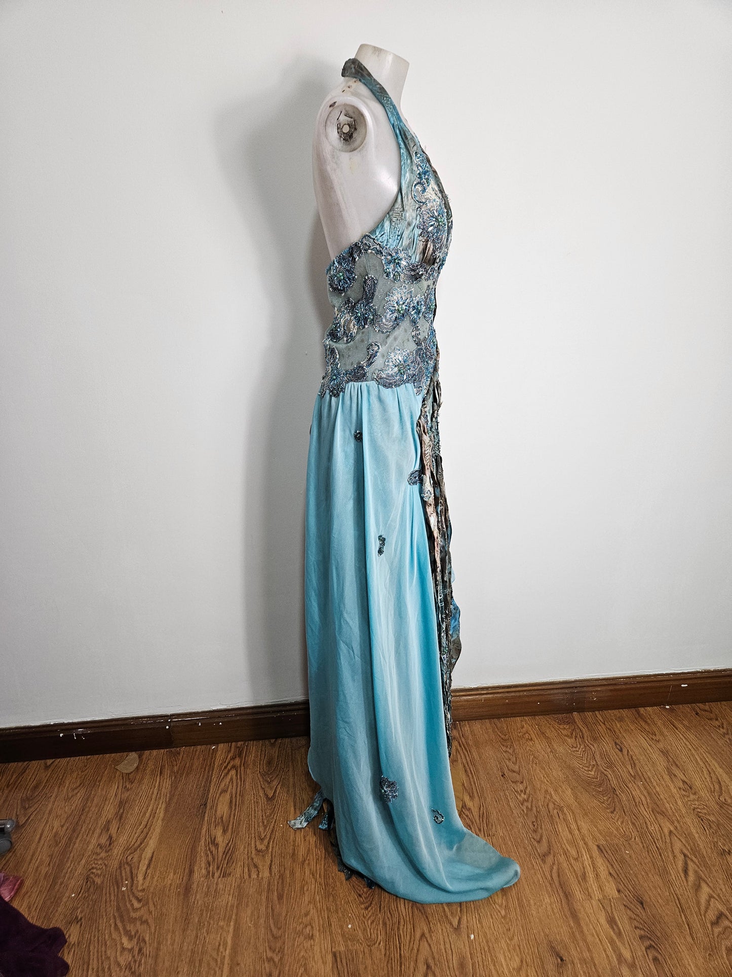 Vestido largo azul bordado con espalda abierta