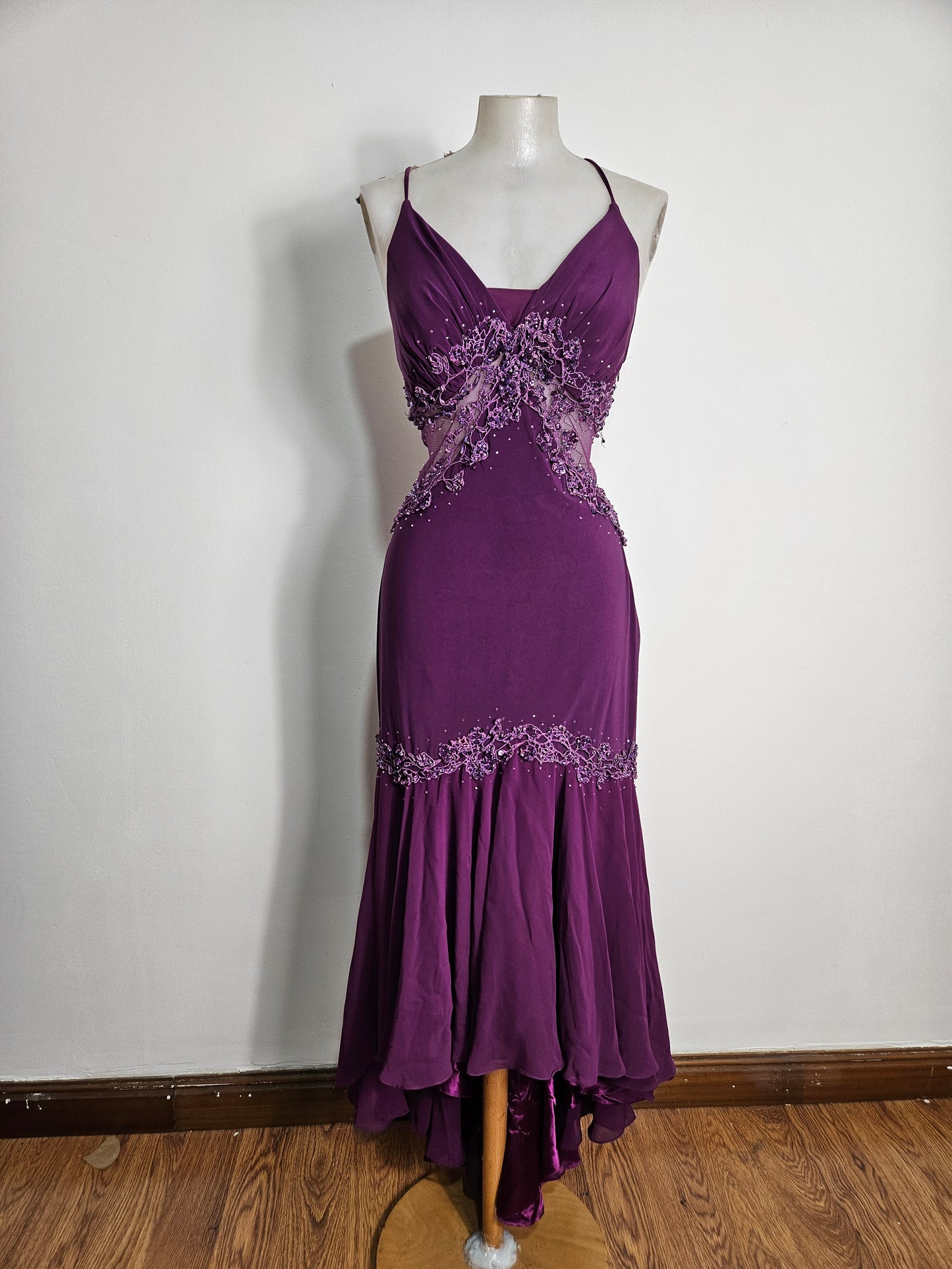 Vestido asimétrico morado bordado