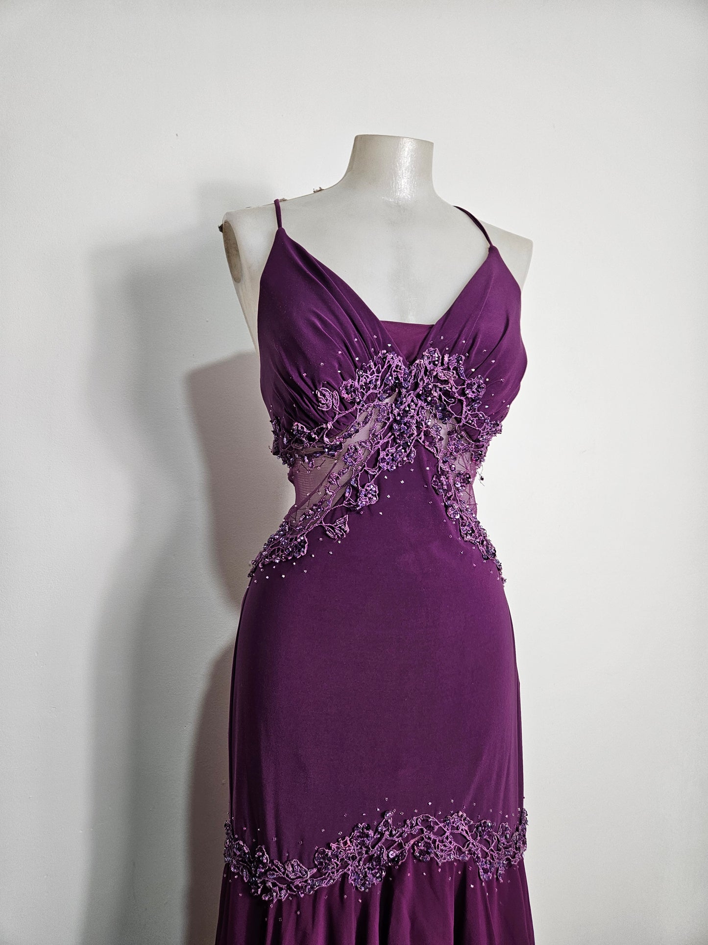 Vestido asimétrico morado bordado