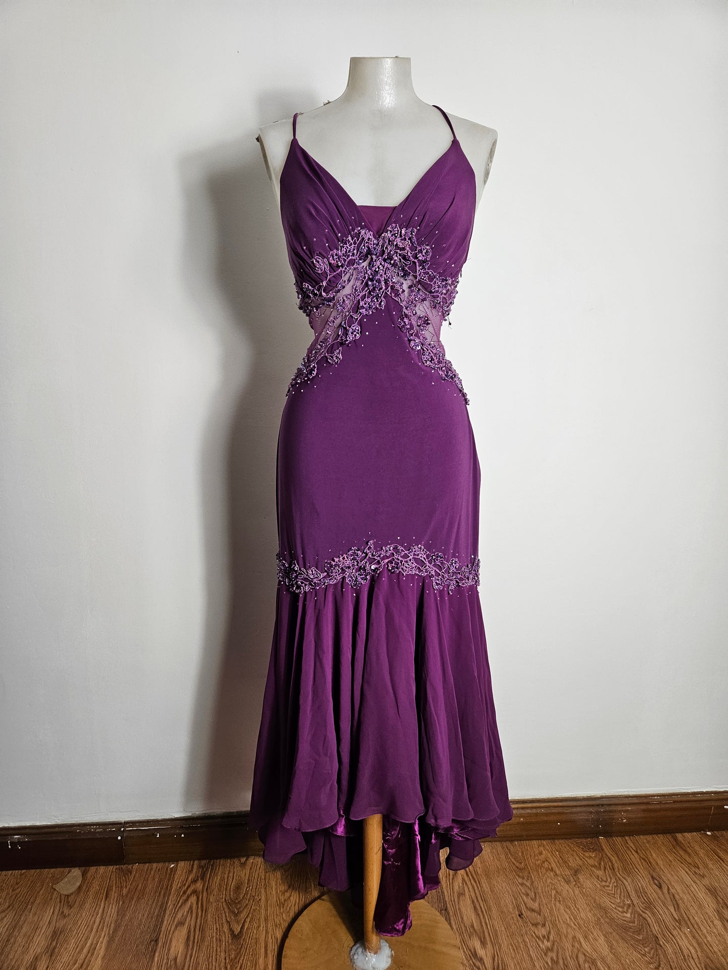 Vestido asimétrico morado bordado