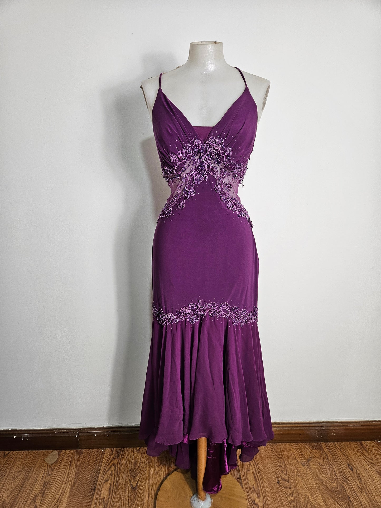 Vestido asimétrico morado bordado