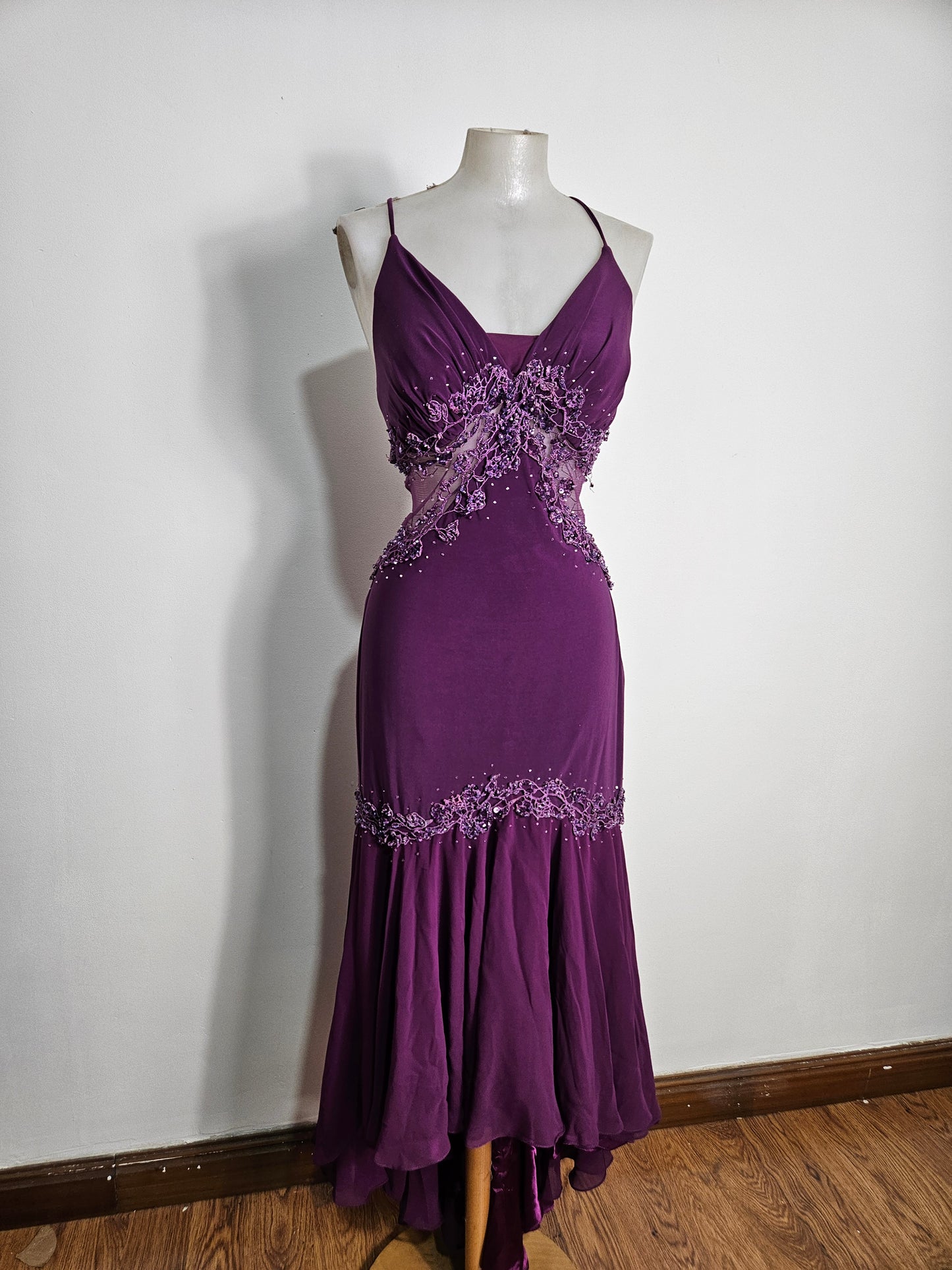 Vestido asimétrico morado bordado