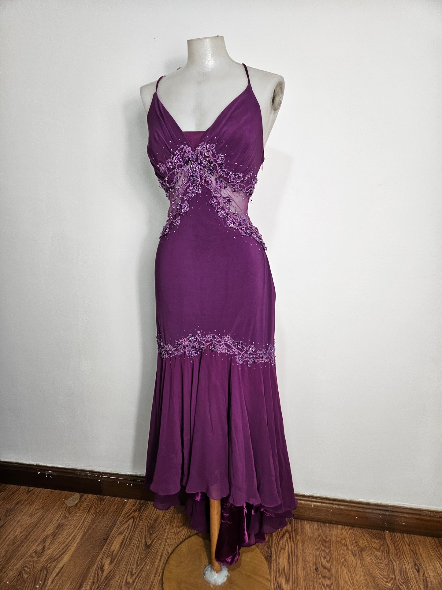 Vestido asimétrico morado bordado