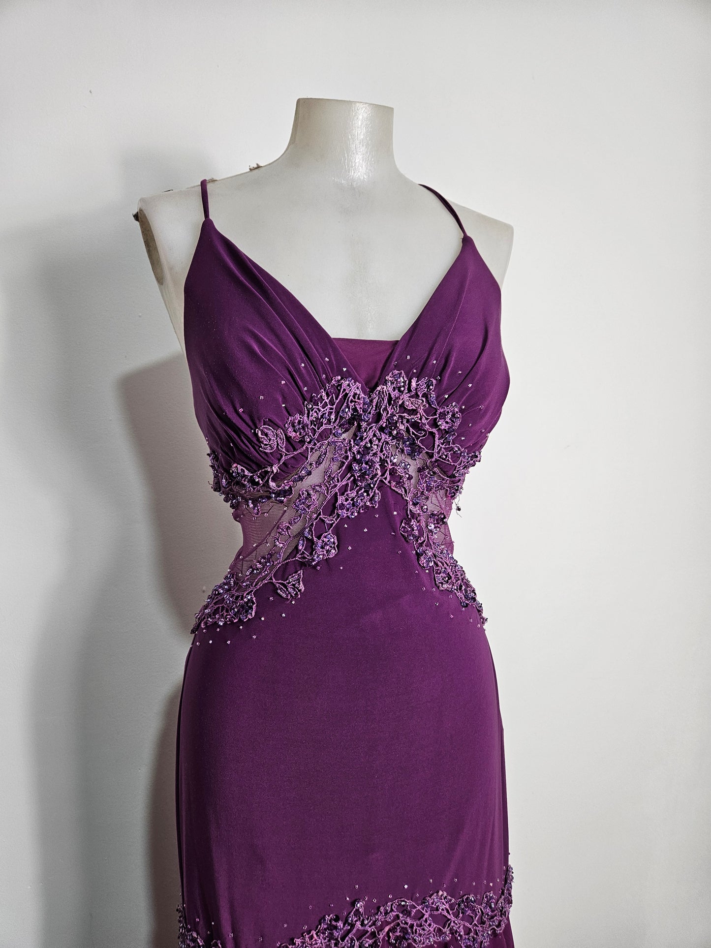 Vestido asimétrico morado bordado