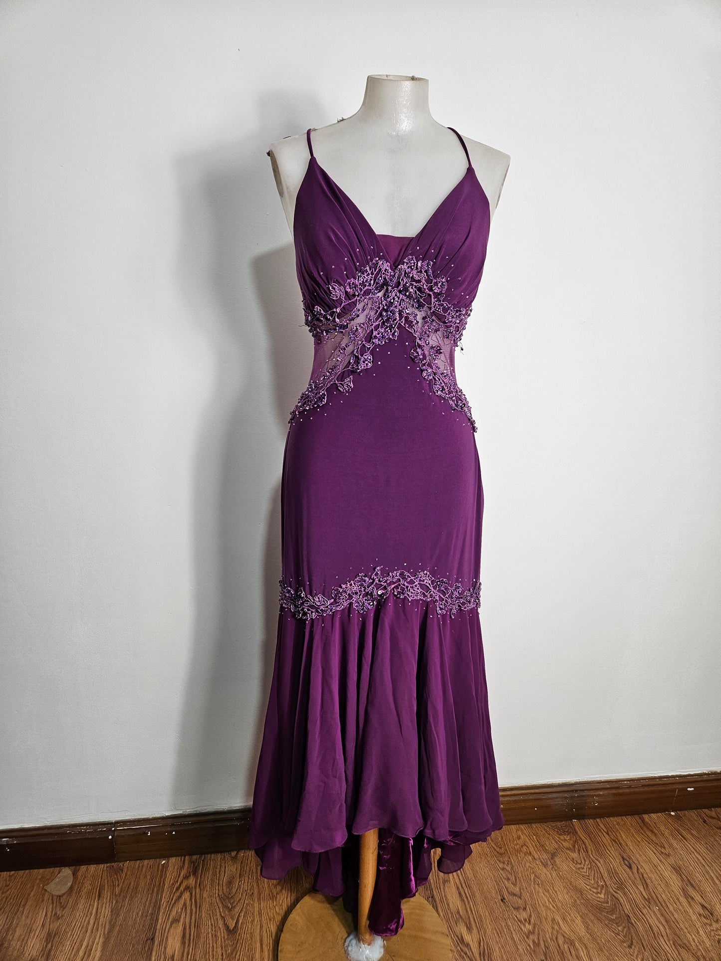 Vestido asimétrico morado bordado