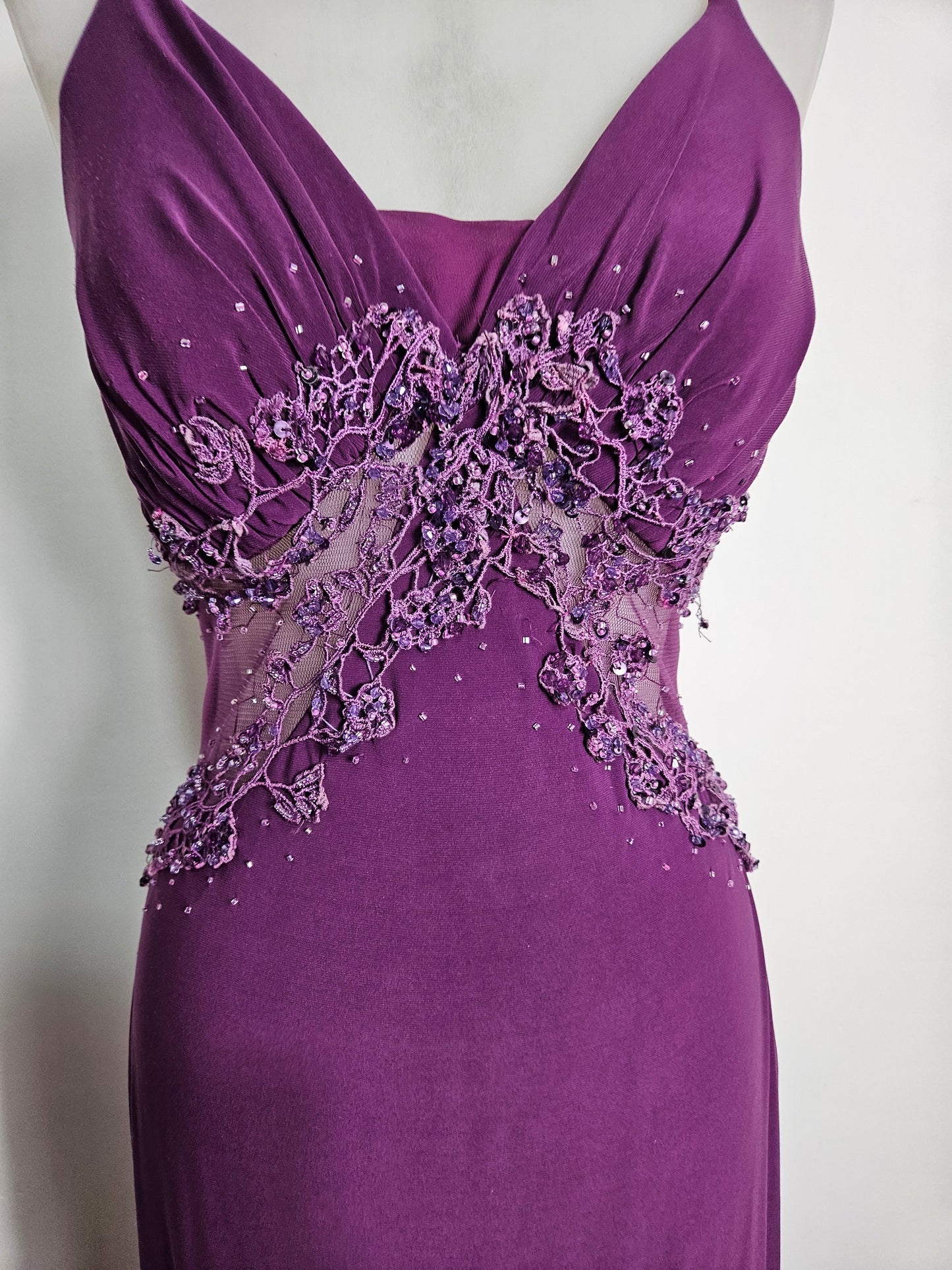 Vestido asimétrico morado bordado