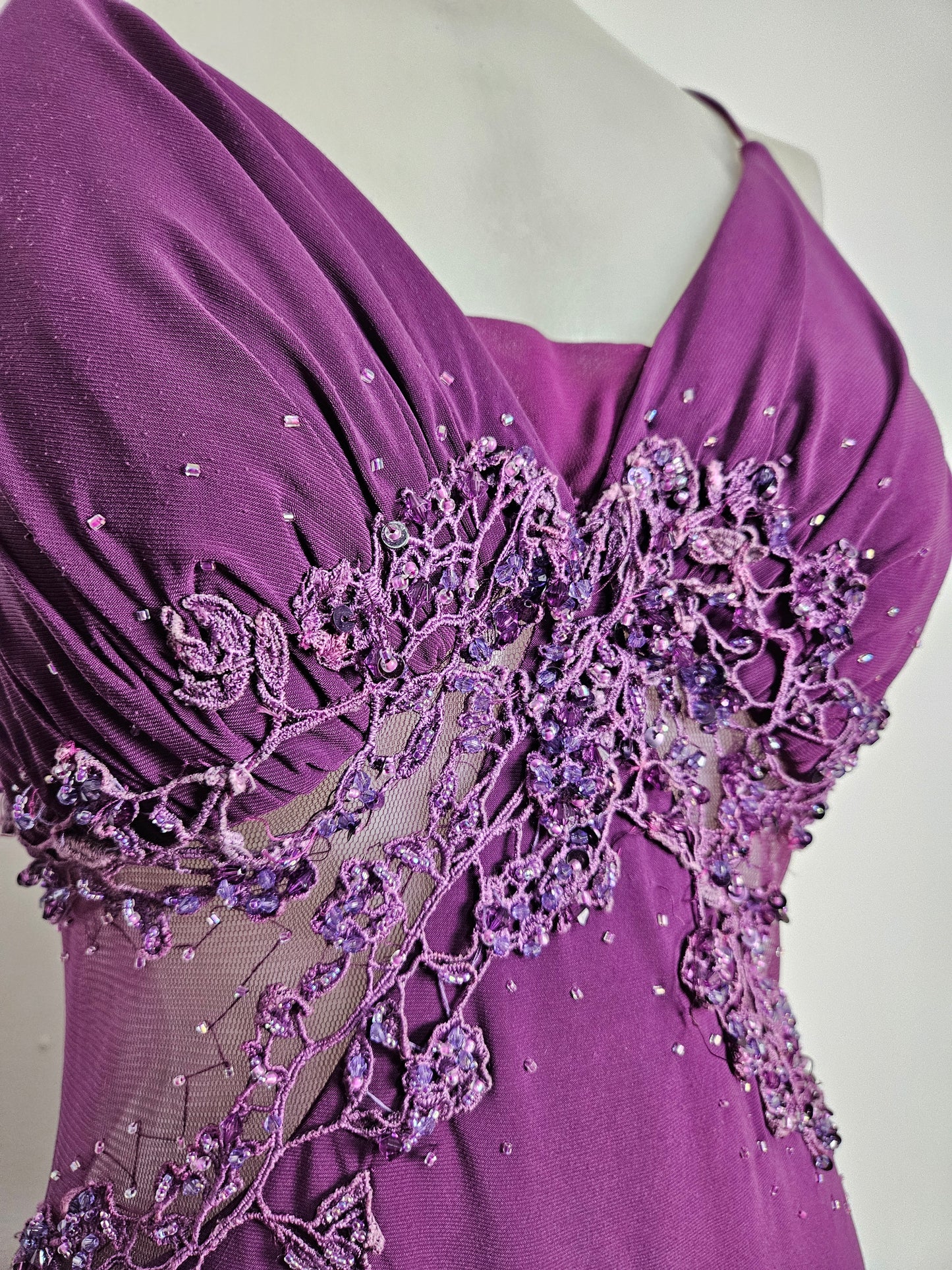 Vestido asimétrico morado bordado