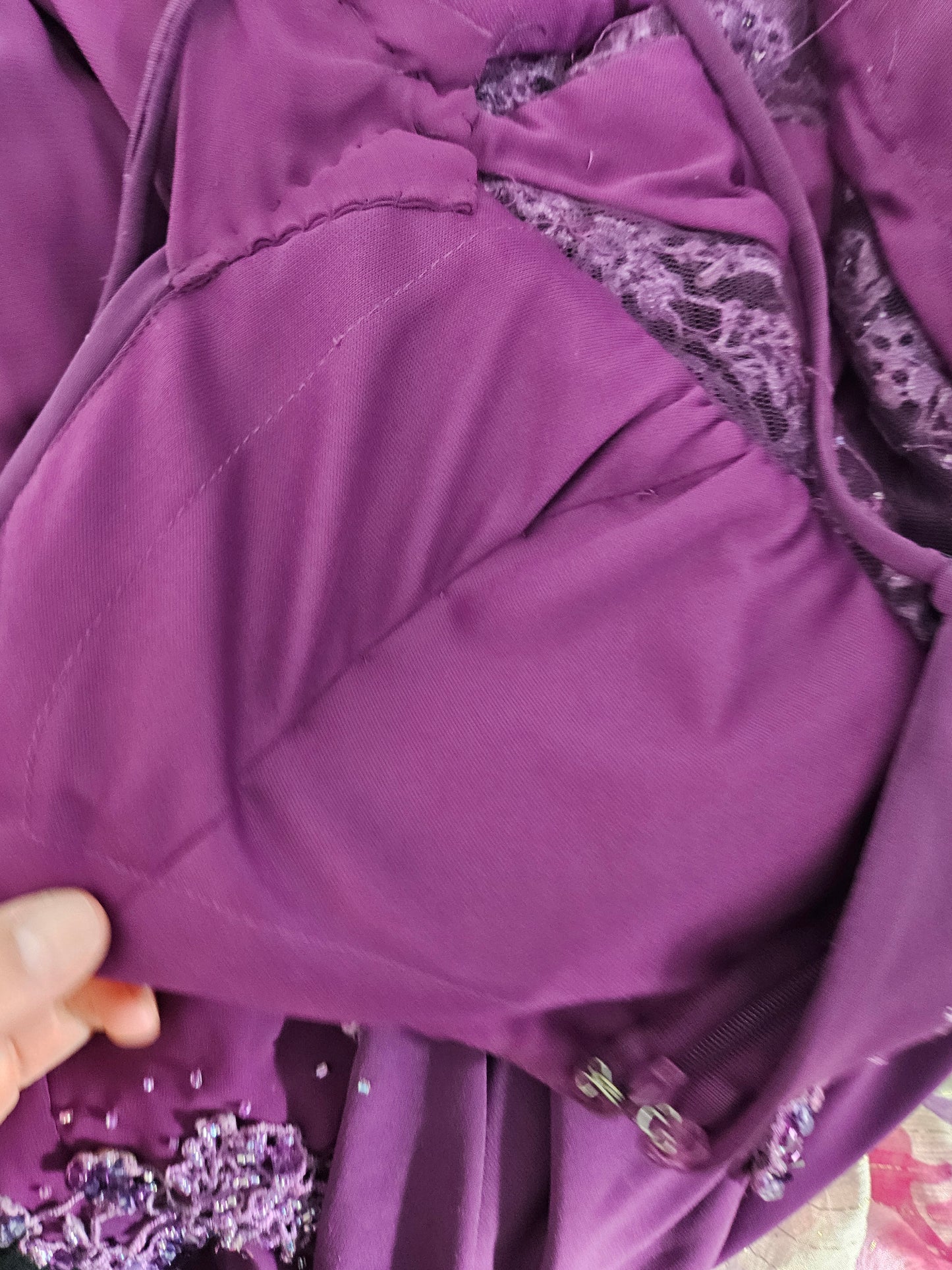 Vestido asimétrico morado bordado