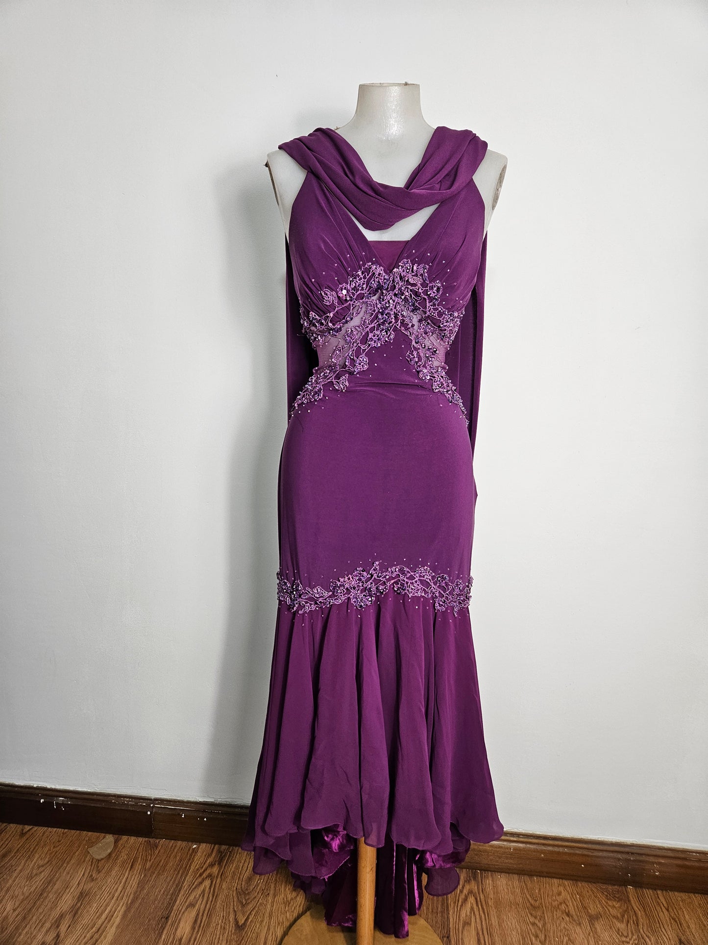 Vestido asimétrico morado bordado