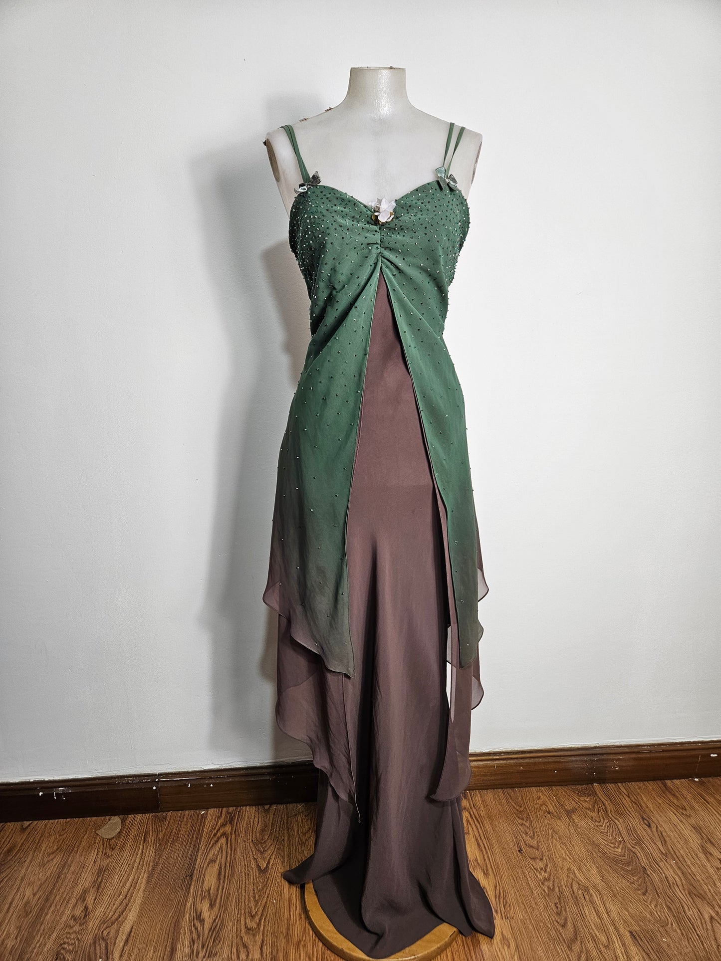 Vestido bordado en tonos verdes y marrones