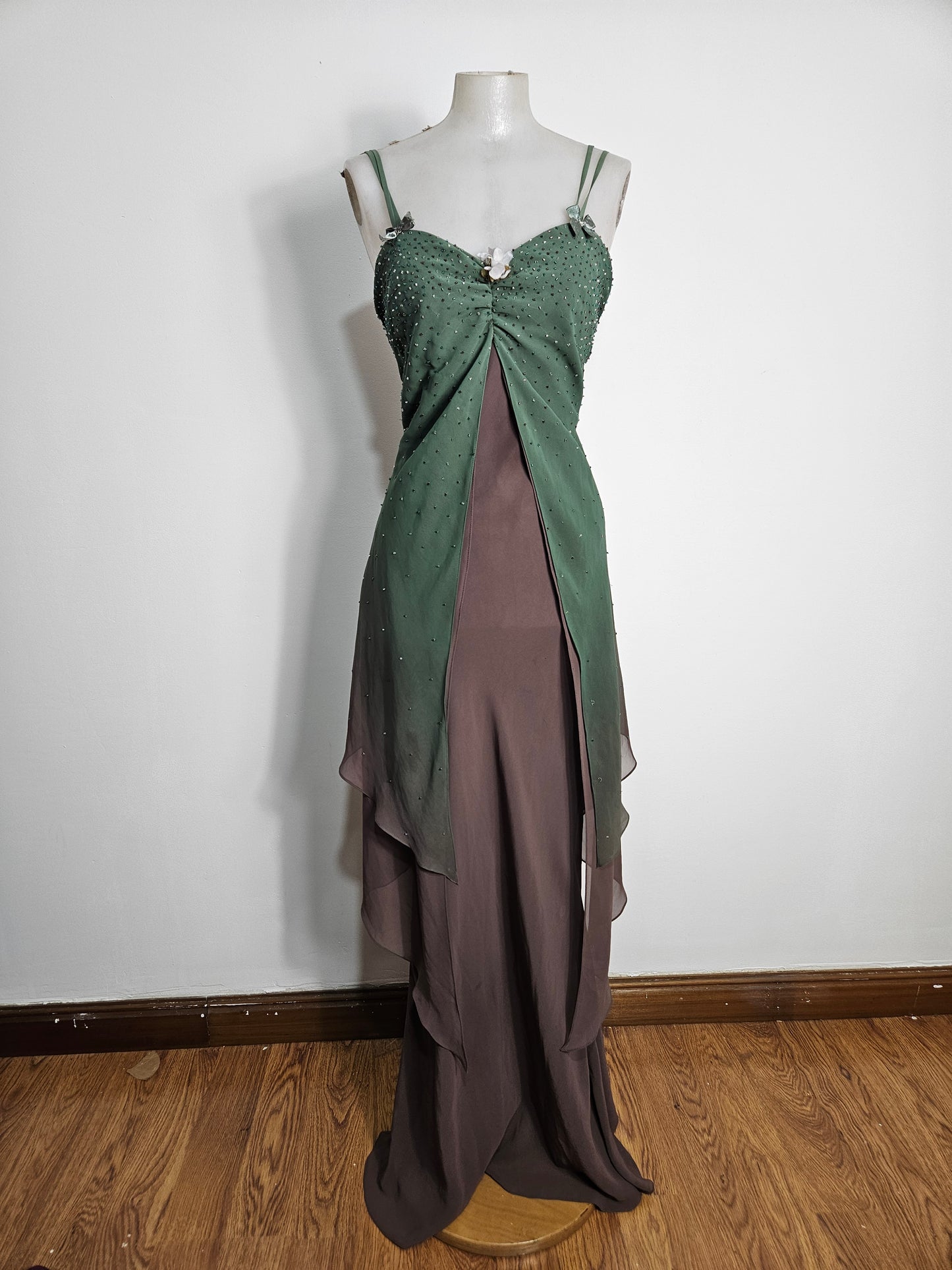 Vestido bordado en tonos verdes y marrones