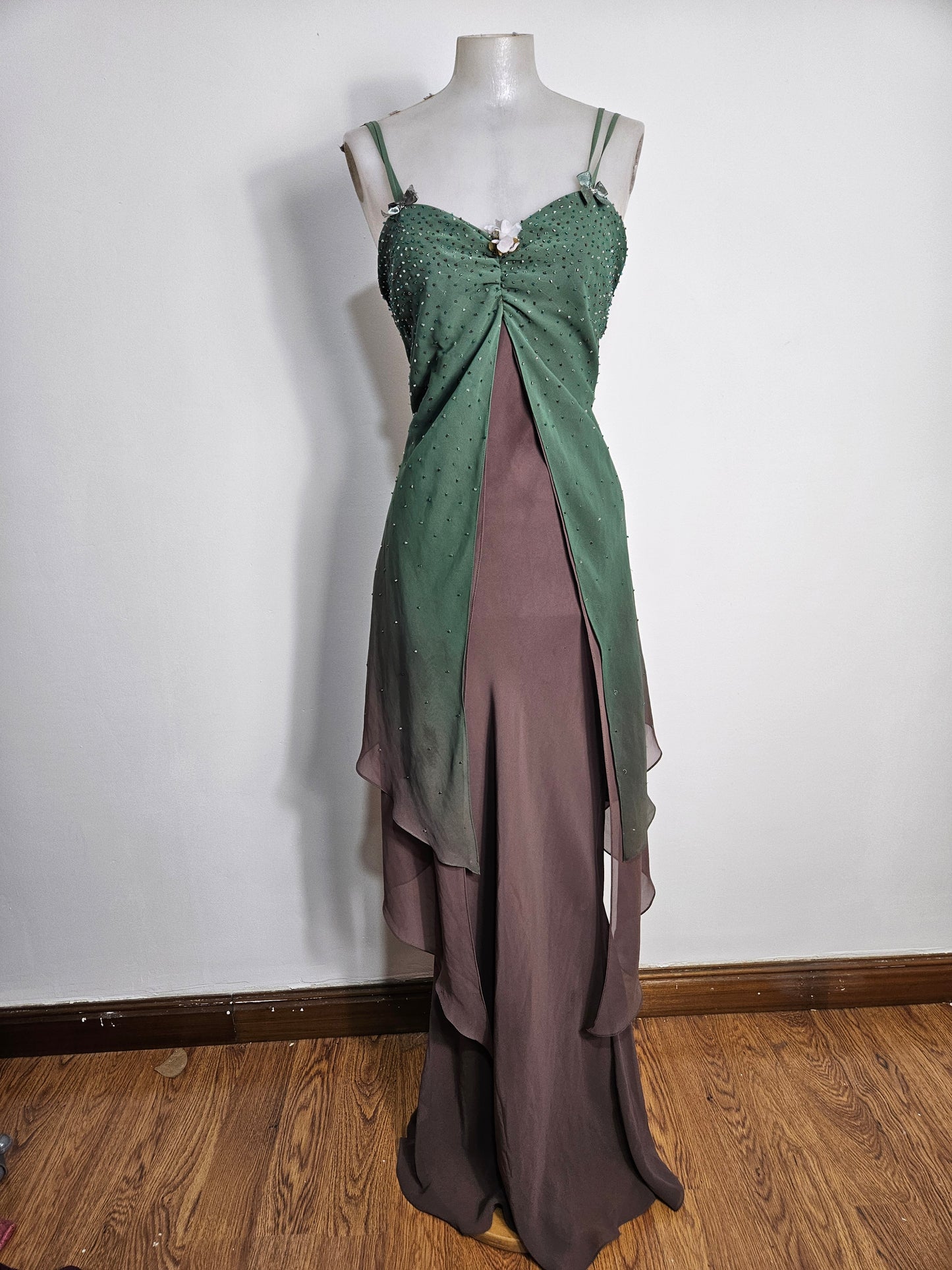 Vestido bordado en tonos verdes y marrones