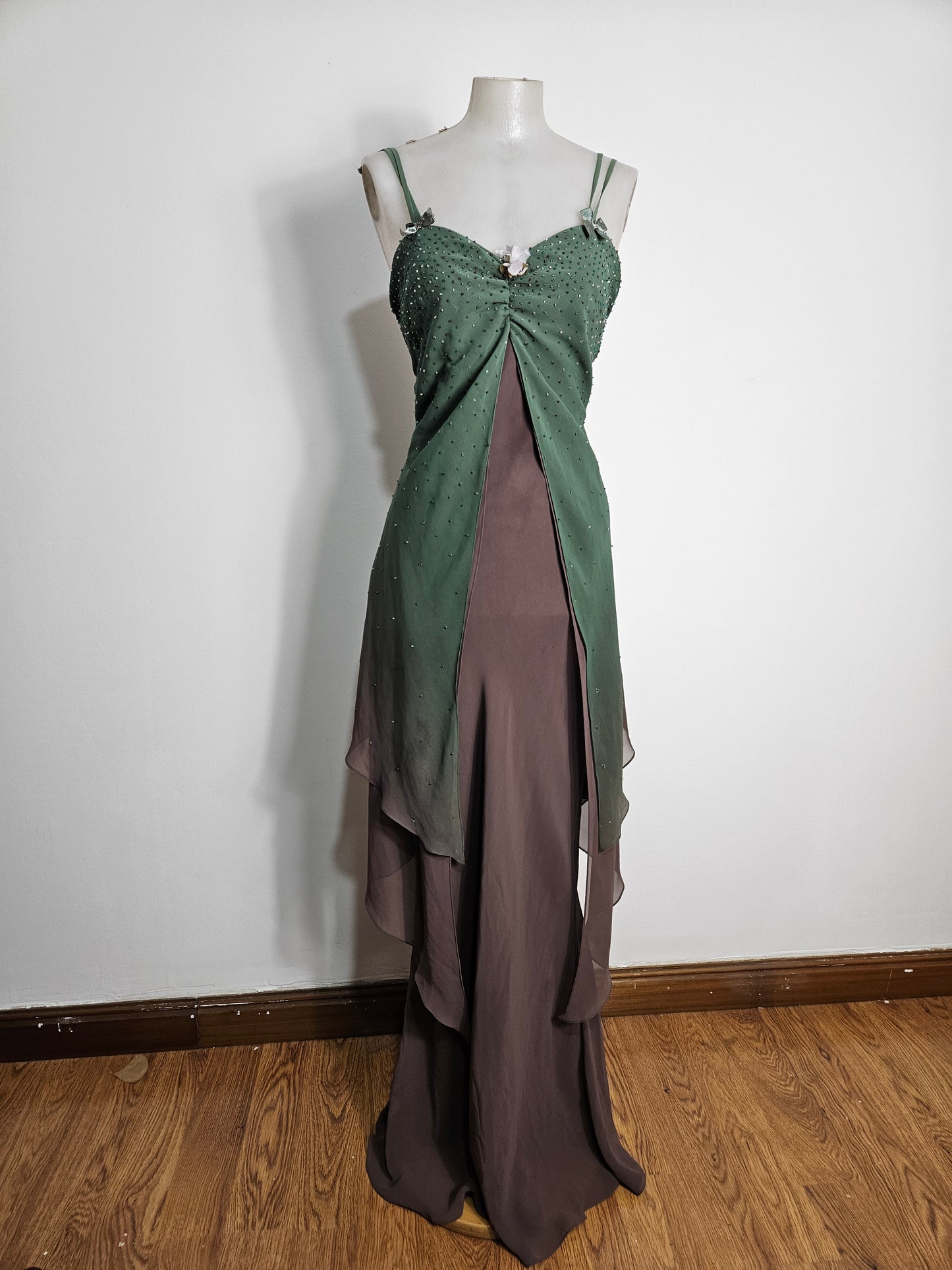 Vestido bordado en tonos verdes y marrones
