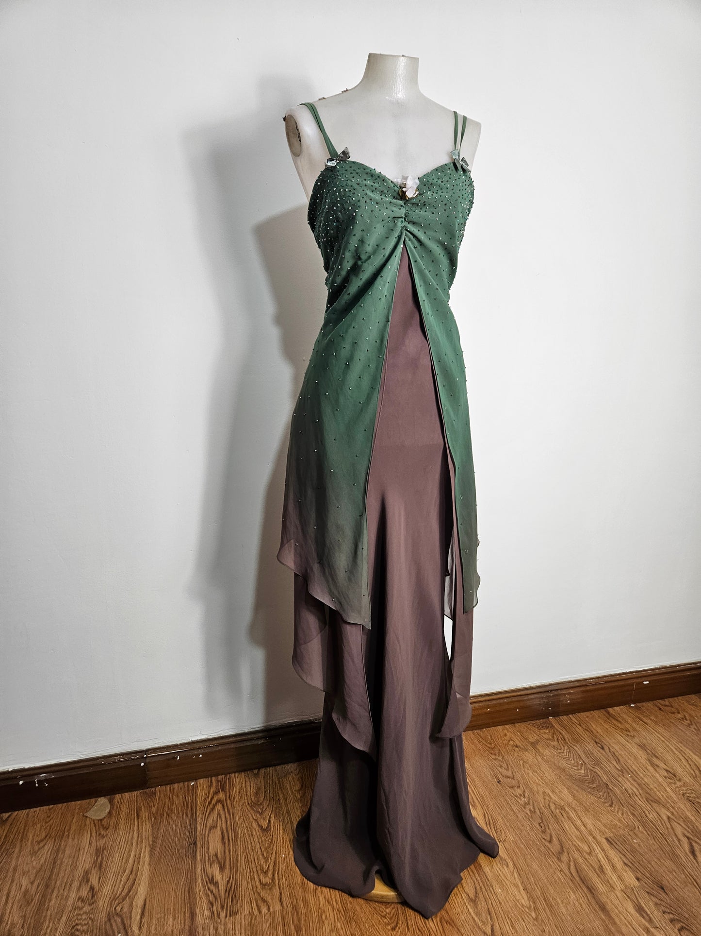 Vestido bordado en tonos verdes y marrones