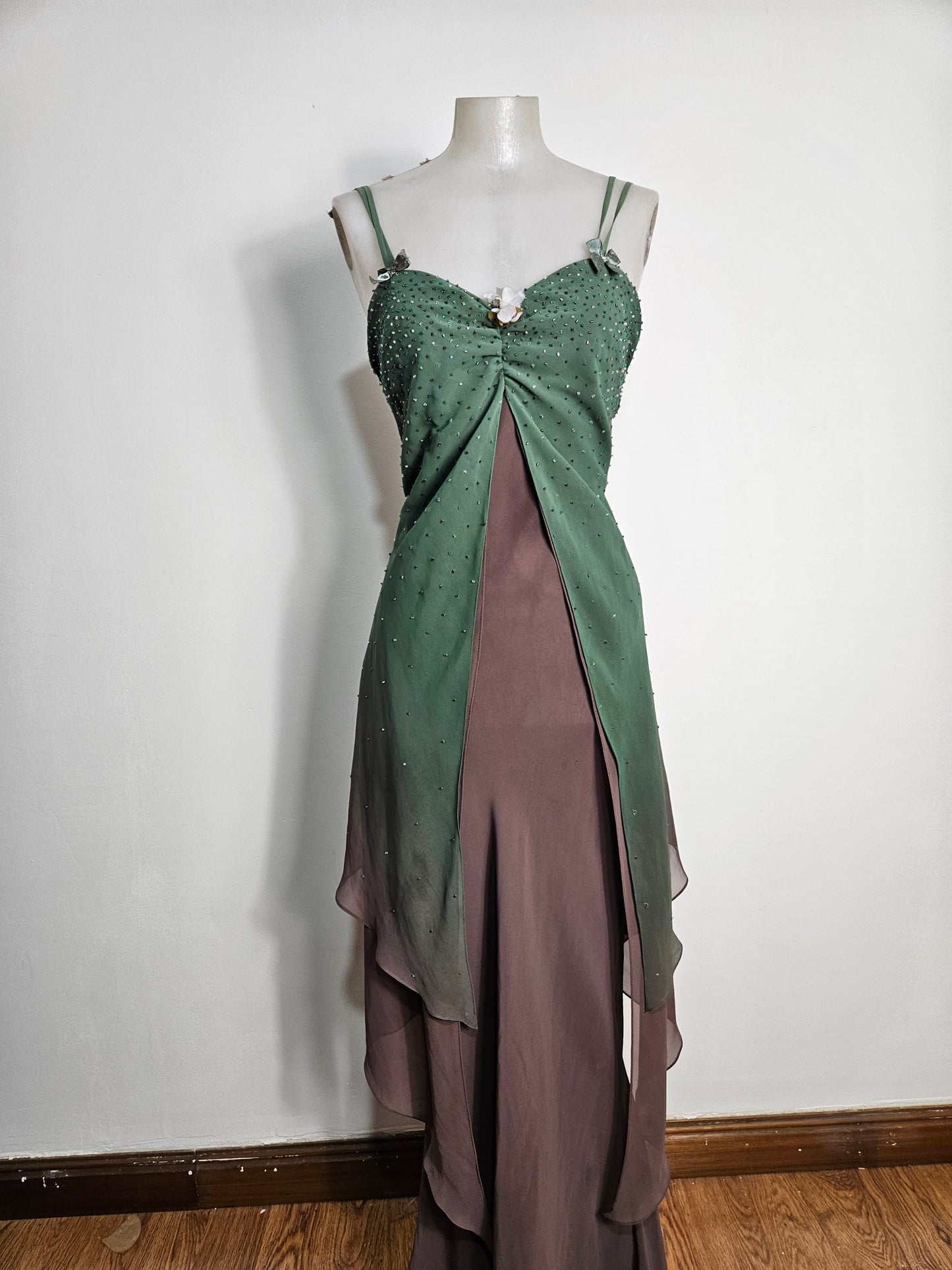 Vestido bordado en tonos verdes y marrones