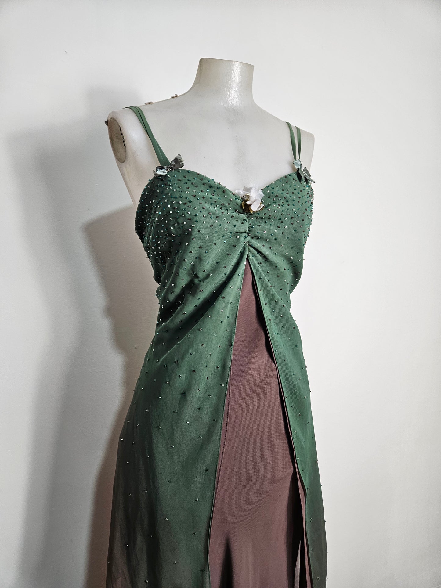 Vestido bordado en tonos verdes y marrones