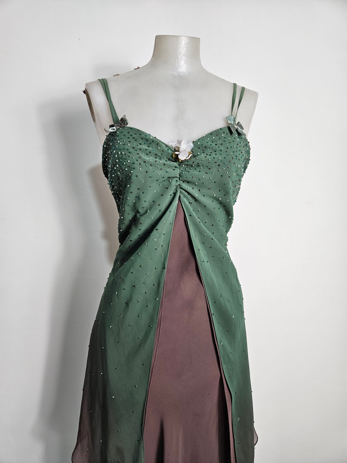 Vestido bordado en tonos verdes y marrones