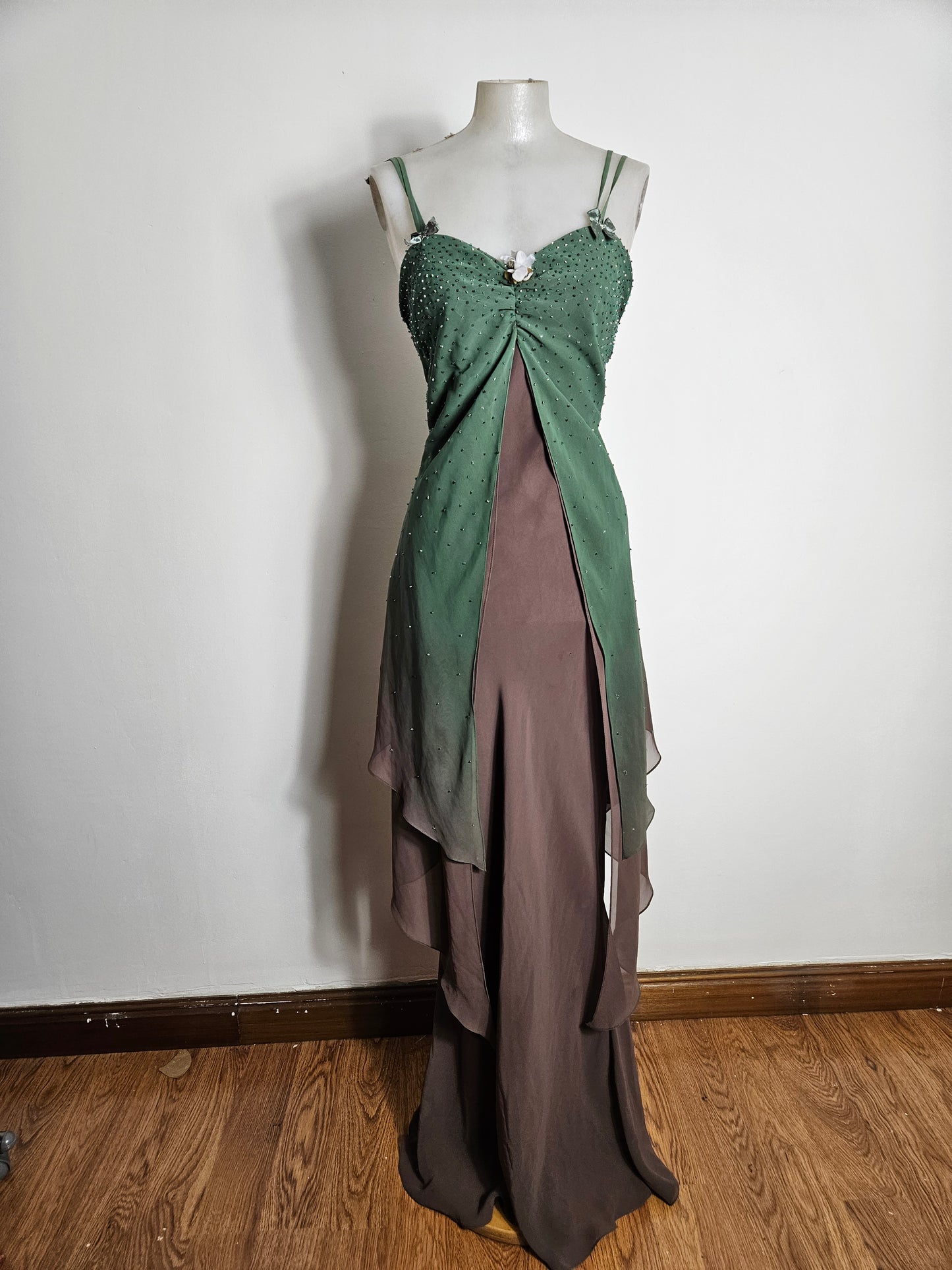 Vestido bordado en tonos verdes y marrones