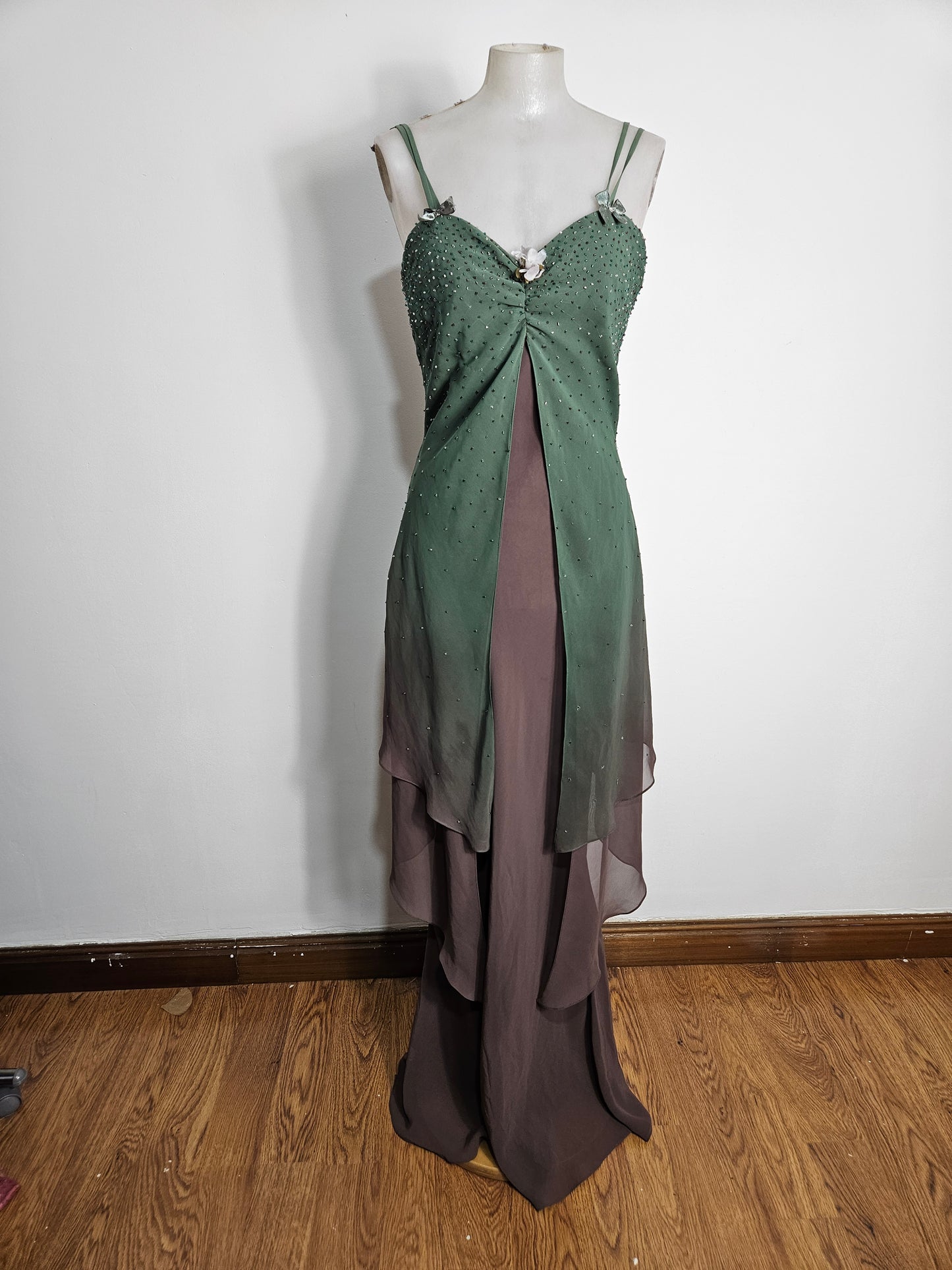 Vestido bordado en tonos verdes y marrones