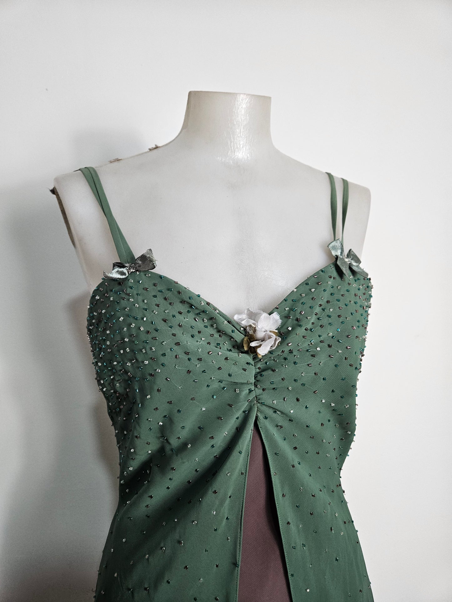 Vestido bordado en tonos verdes y marrones