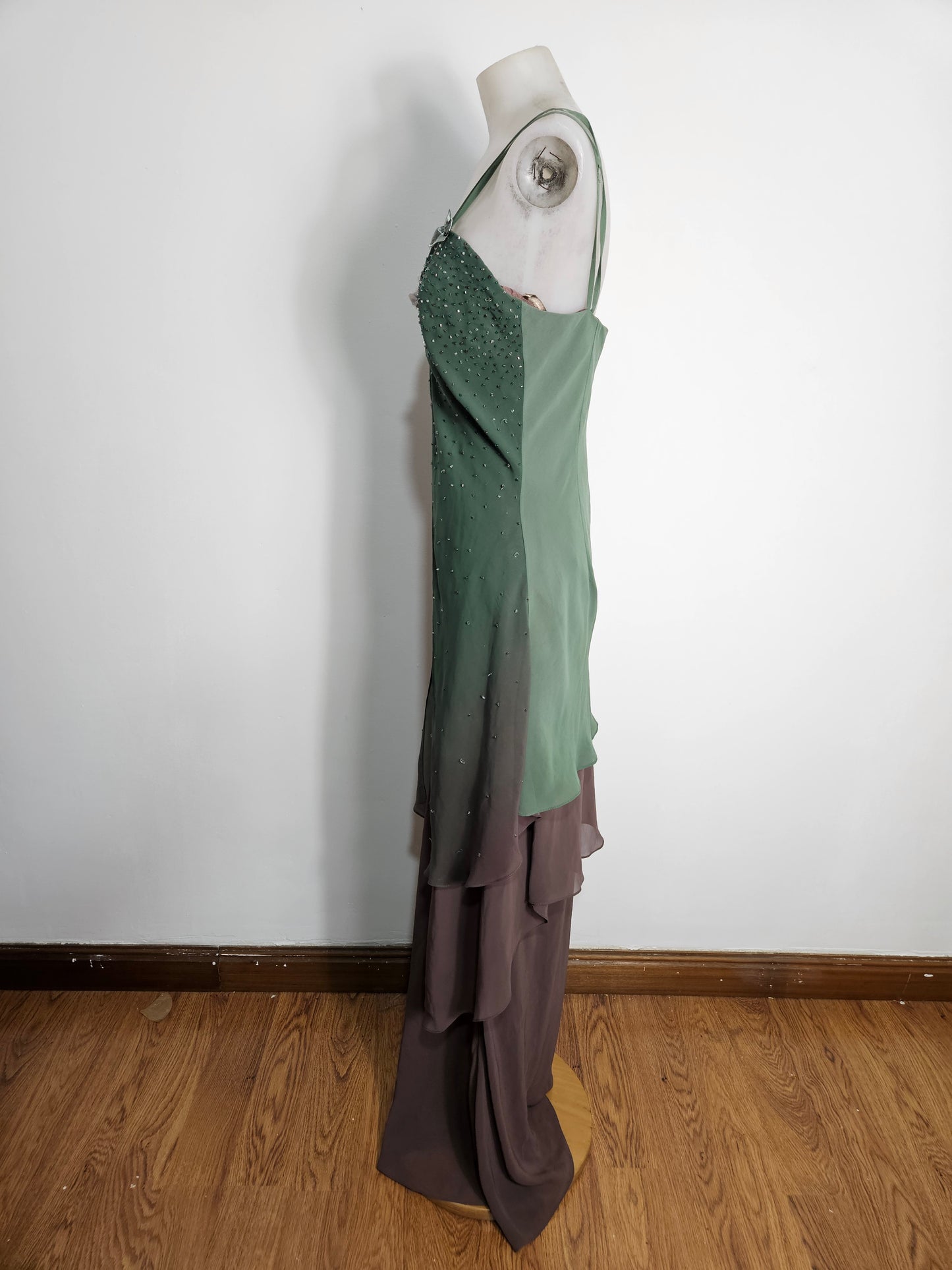Vestido bordado en tonos verdes y marrones