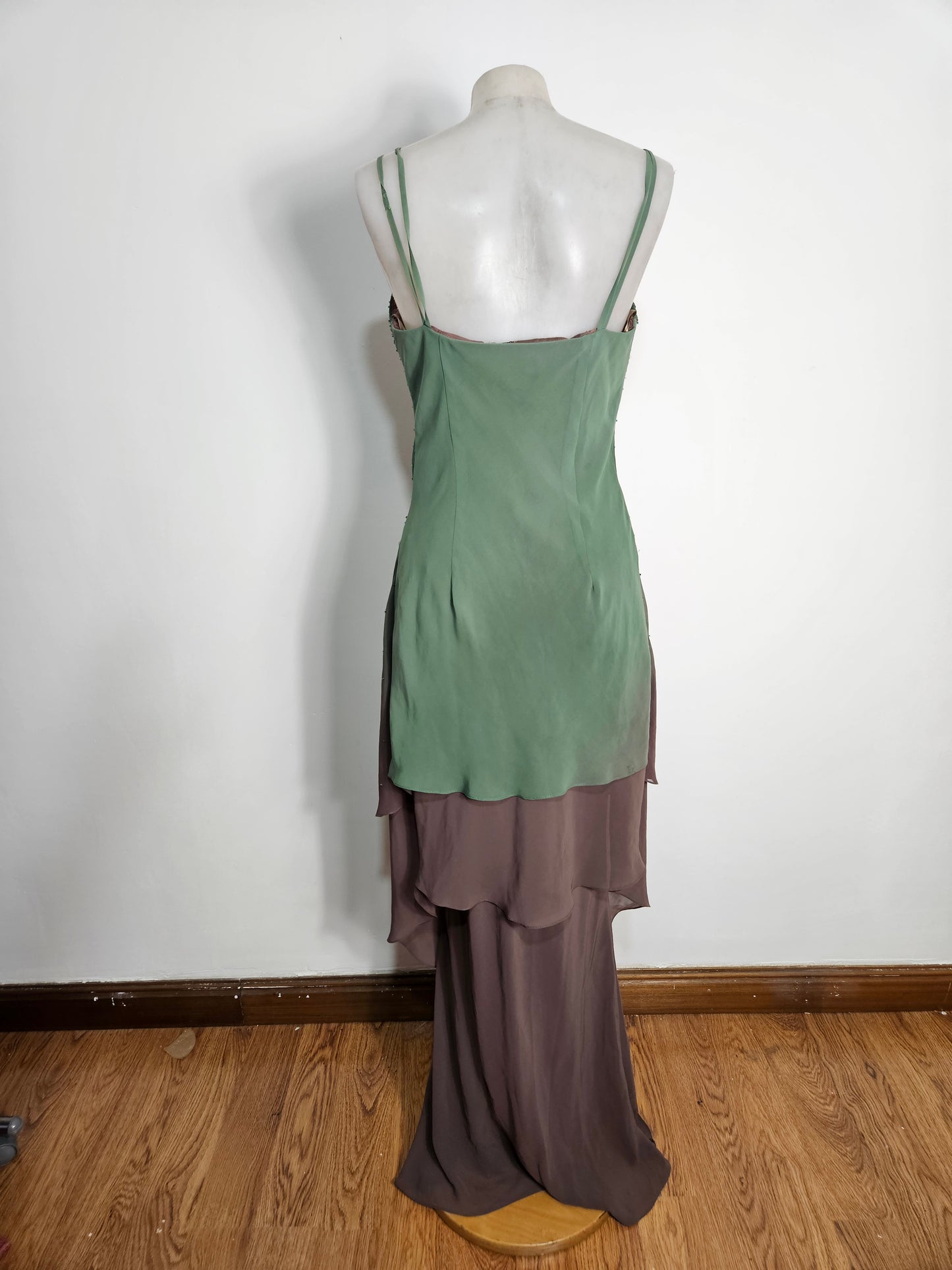 Vestido bordado en tonos verdes y marrones