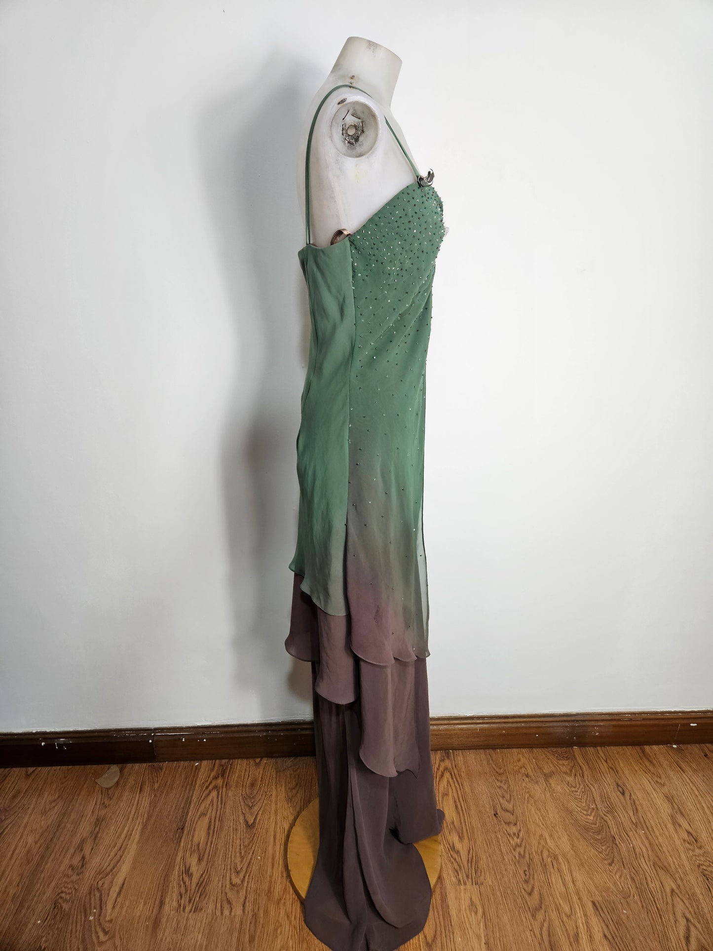 Vestido bordado en tonos verdes y marrones