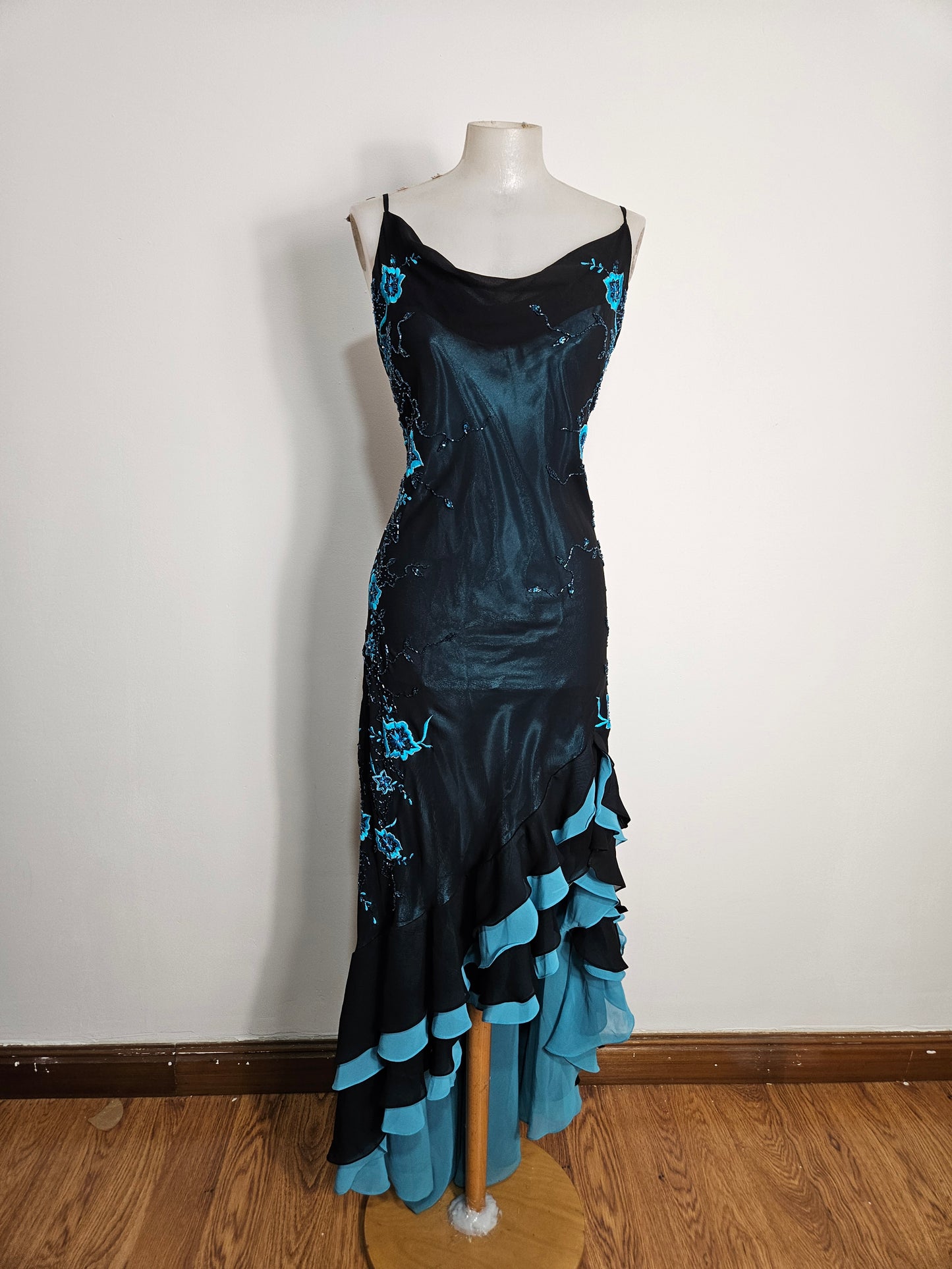 Vestido de voile bordado azul y negro