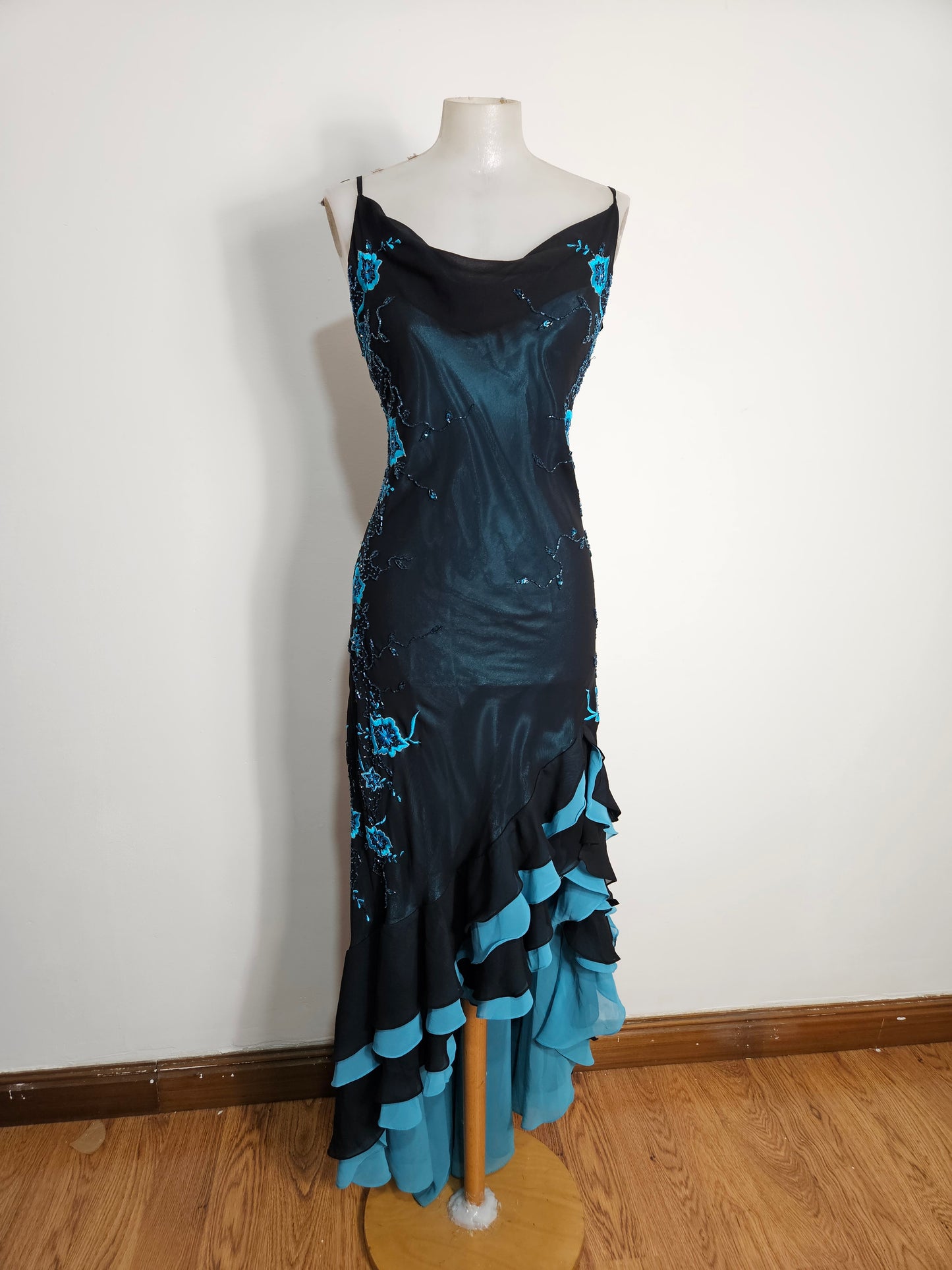 Vestido de voile bordado azul y negro