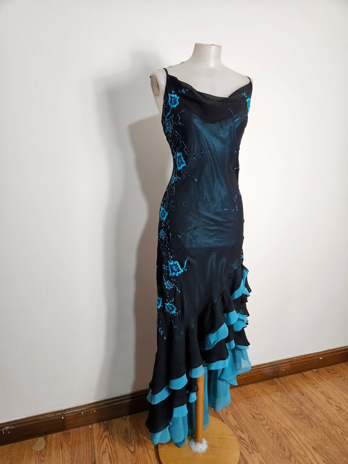 Vestido de voile bordado azul y negro